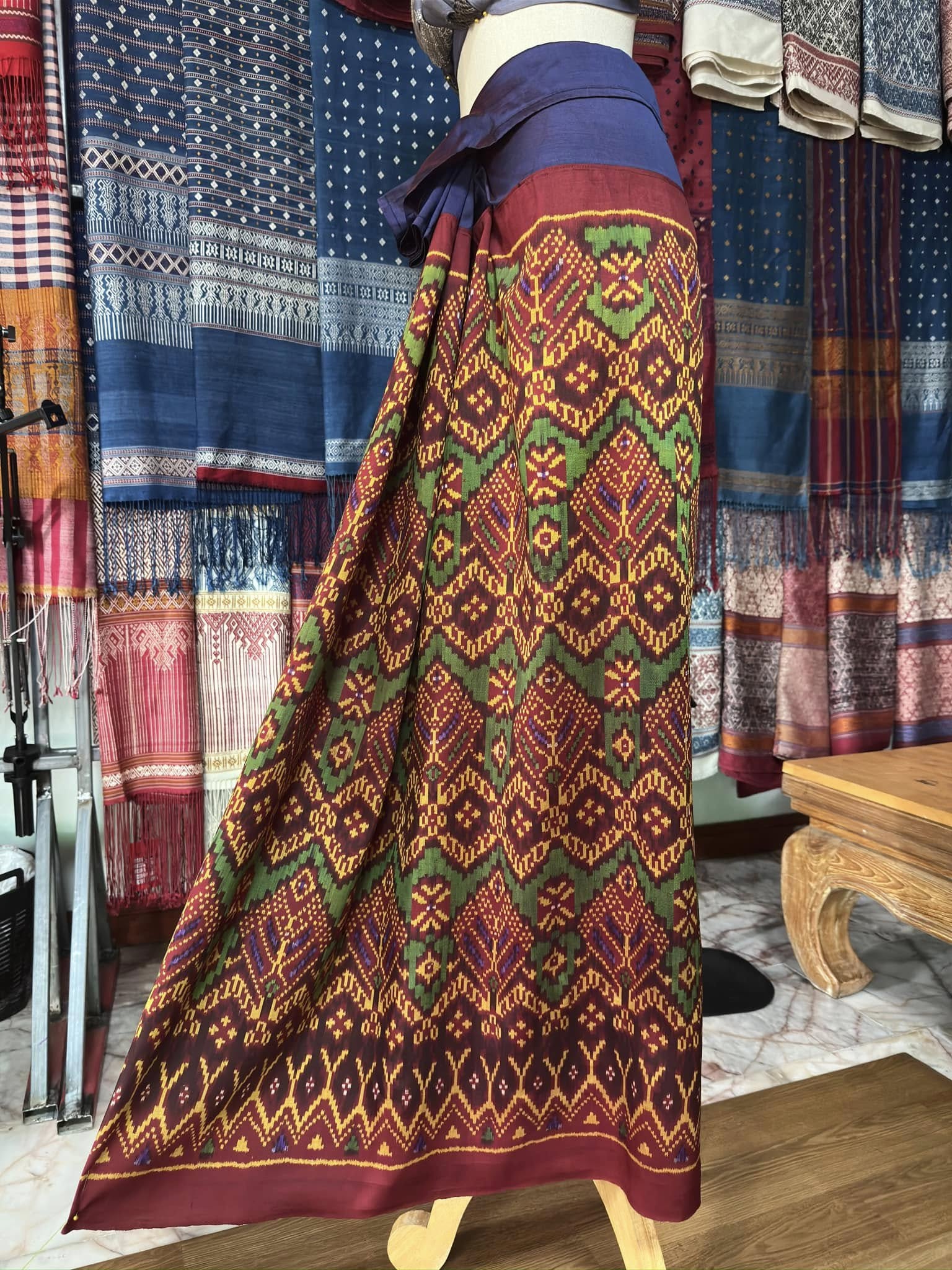 ซิ่น พระตะบอง ผ้าจามทอสามตะกอ ขนาด 116x170ซม พื้นสีน้ำเงินแดง รหัส N9-SIL-AJ11