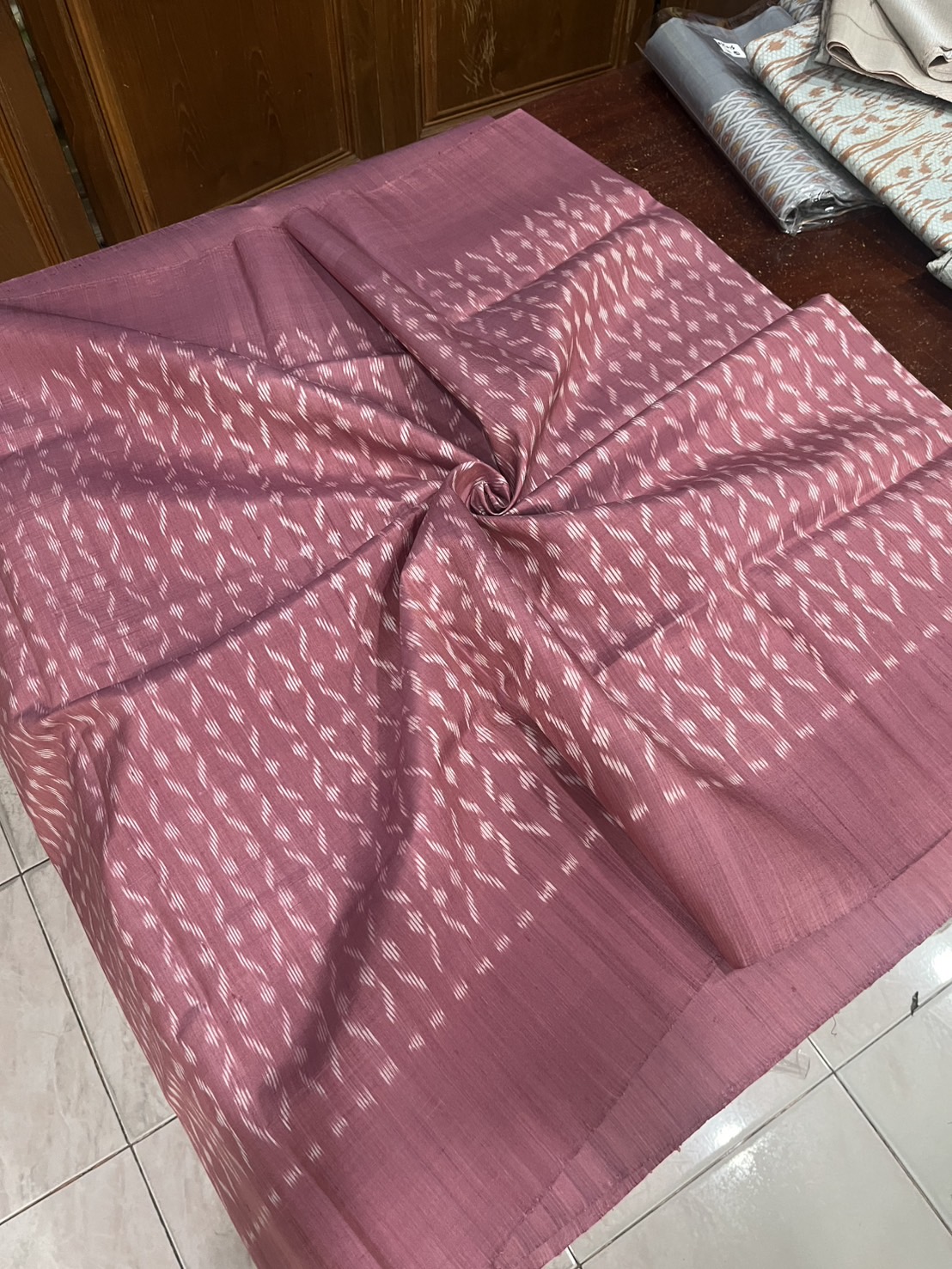 ผ้าไหมมัดหมี่ เนื้อไหมบ้าน ไหมแท้ สีธรรมขาติ สีชมพูธรรมชาติ (ราคาต่อเมตร) รหัส CISP-NY-0821682