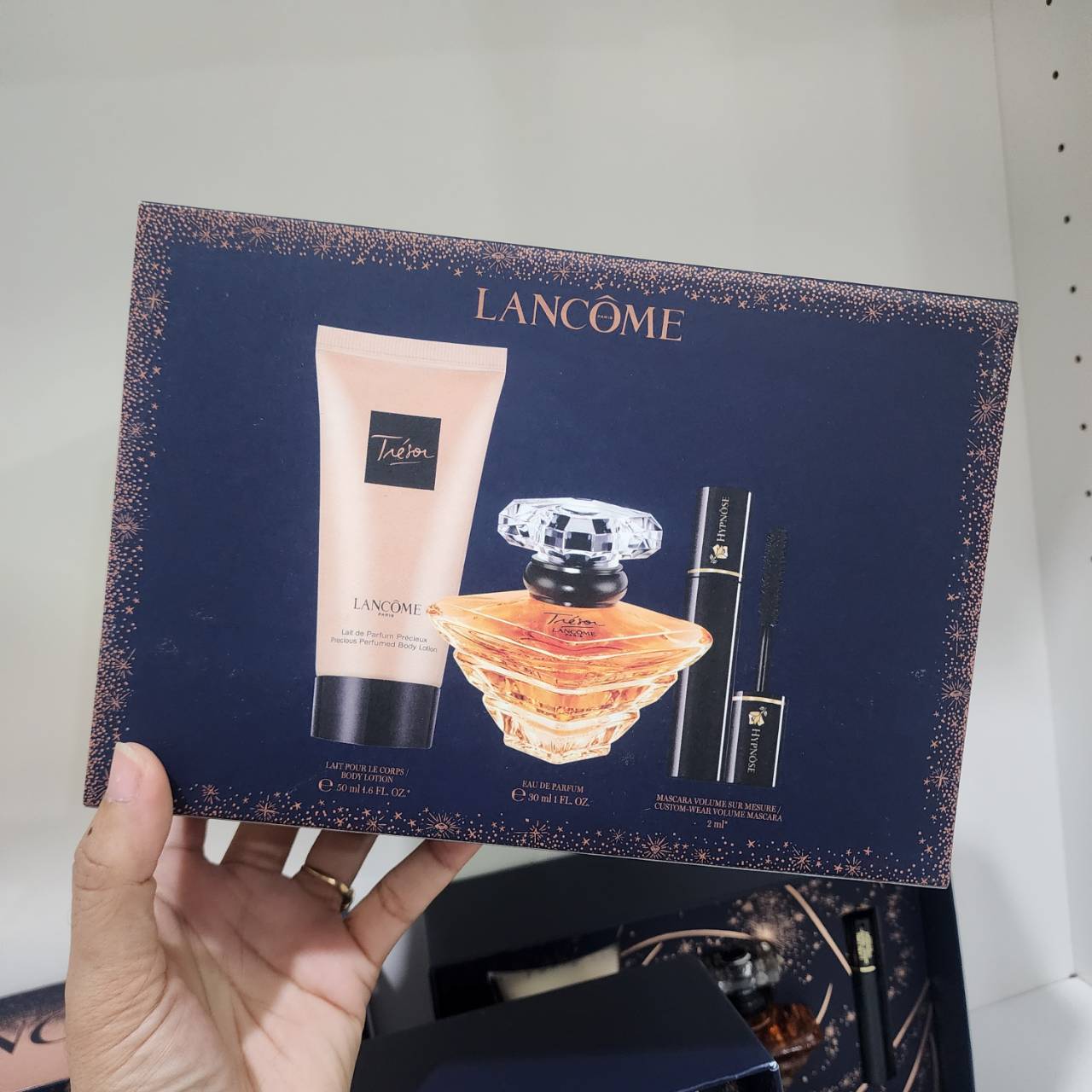 น้ำหอมแท้ Lancome Tresor EDP 30ml Holiday Set 2024 ชุดเซ็ตประกอบด้วย 1. น้ำหอม 30ml 2. Body Lotion 50ml 3. Mini Mascara 2ml "ชุดเซ็ตน้ำหอม