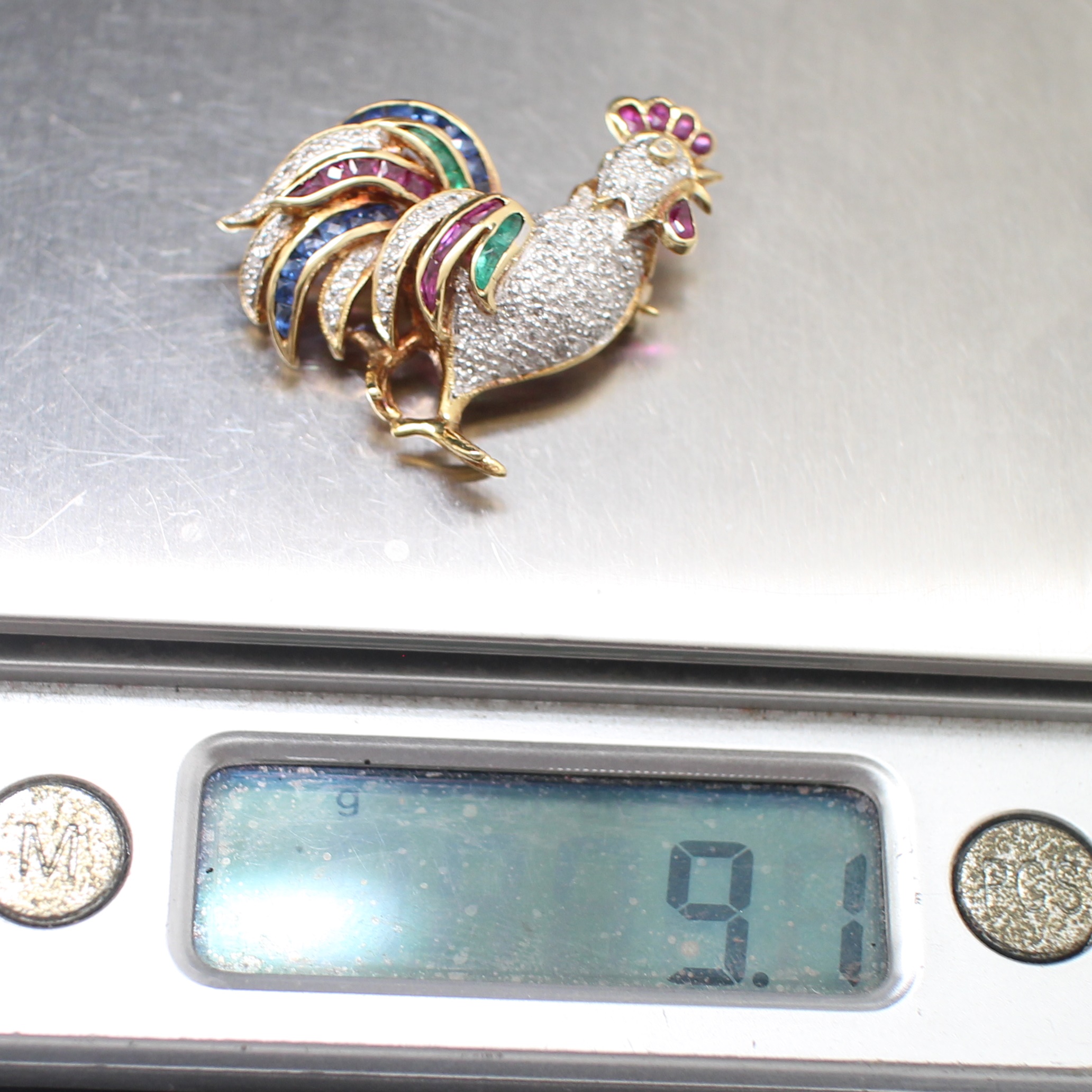 CL25047 เข็มกลัดไก่พลอยหลากสี ประดับเพชรแท้ 0.50 กะรัต ทองแท้ 18k นน.รวม 5.1 กรัม