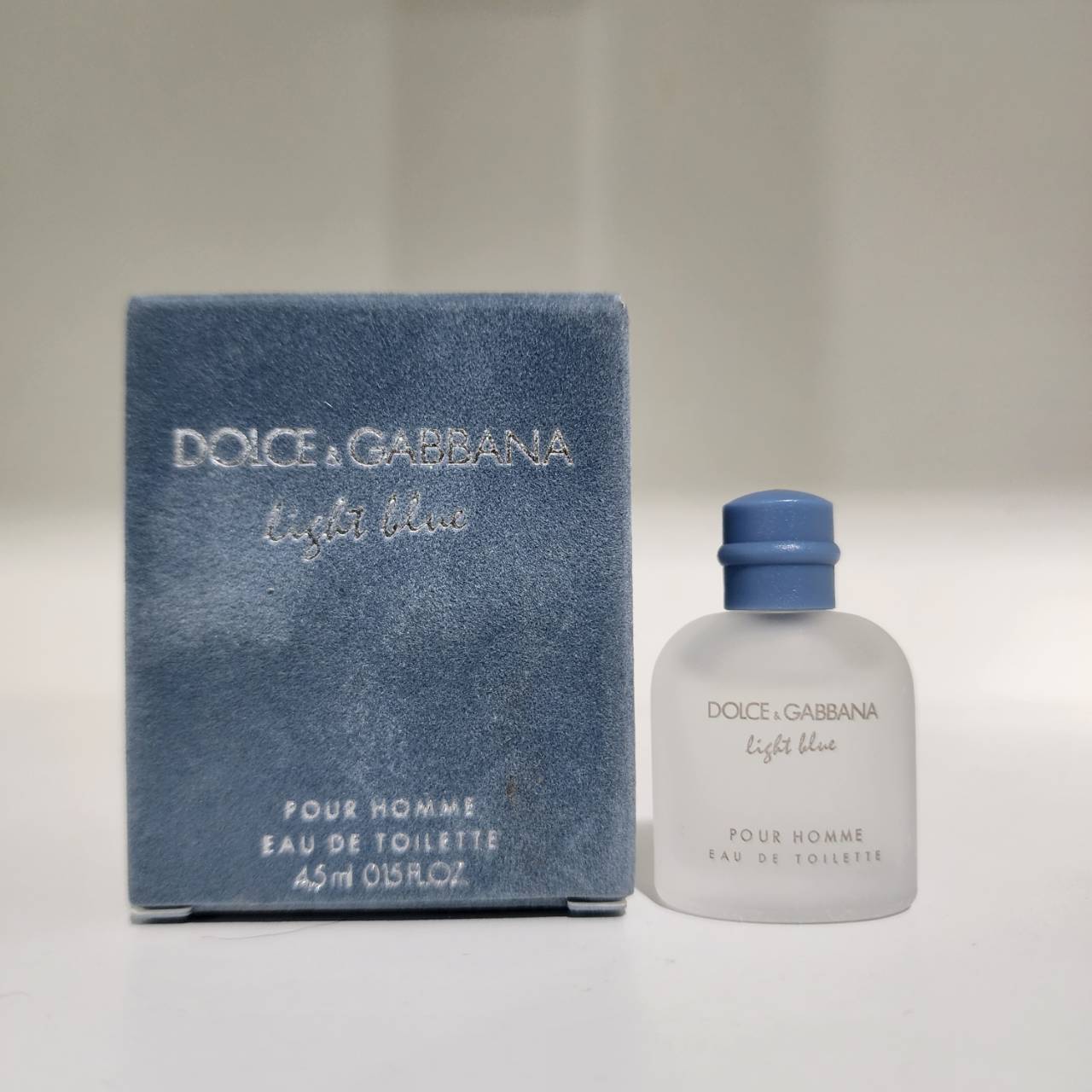 น้ำหอมจิ๋วมินิ Dolce & Gabbana Light Blue Pour Homme EDT 4.5ml แบบแต้มมีกล่อง ( Mini Perfume น้ำหอมขนาดพกพา) น้ำหอมจิ๋วมินิ ขวดน่ารัก ตั้งโชว์ก็สวย พกพาก็สะดวก หัวแต้มตามจุดชีพจร