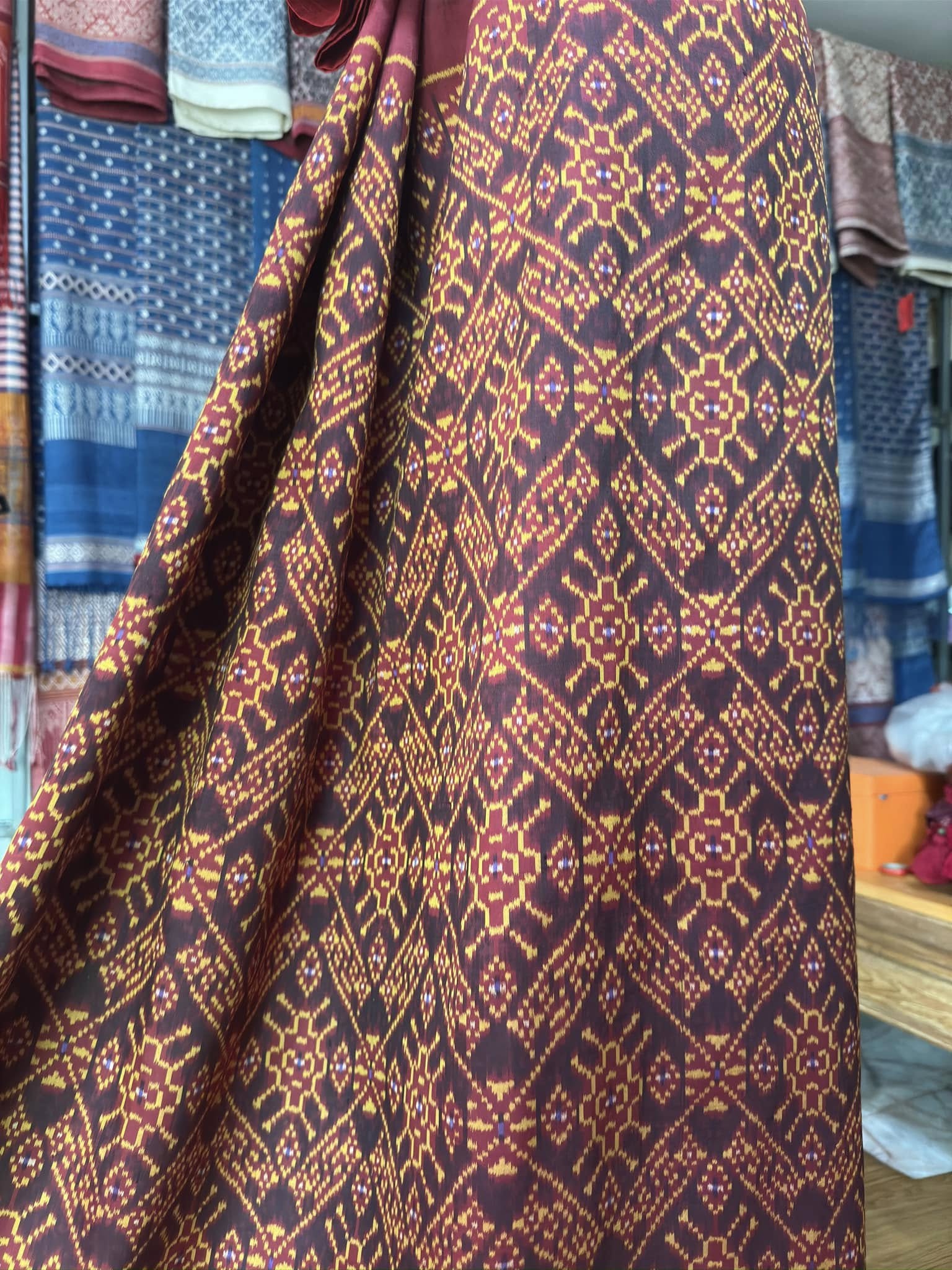 ซิ่น พระตะบอง ผ้าจามทอสามตะกอ ขนาด 117x165ซม พื้นสีแดง รหัส N9-SIL-AJ4