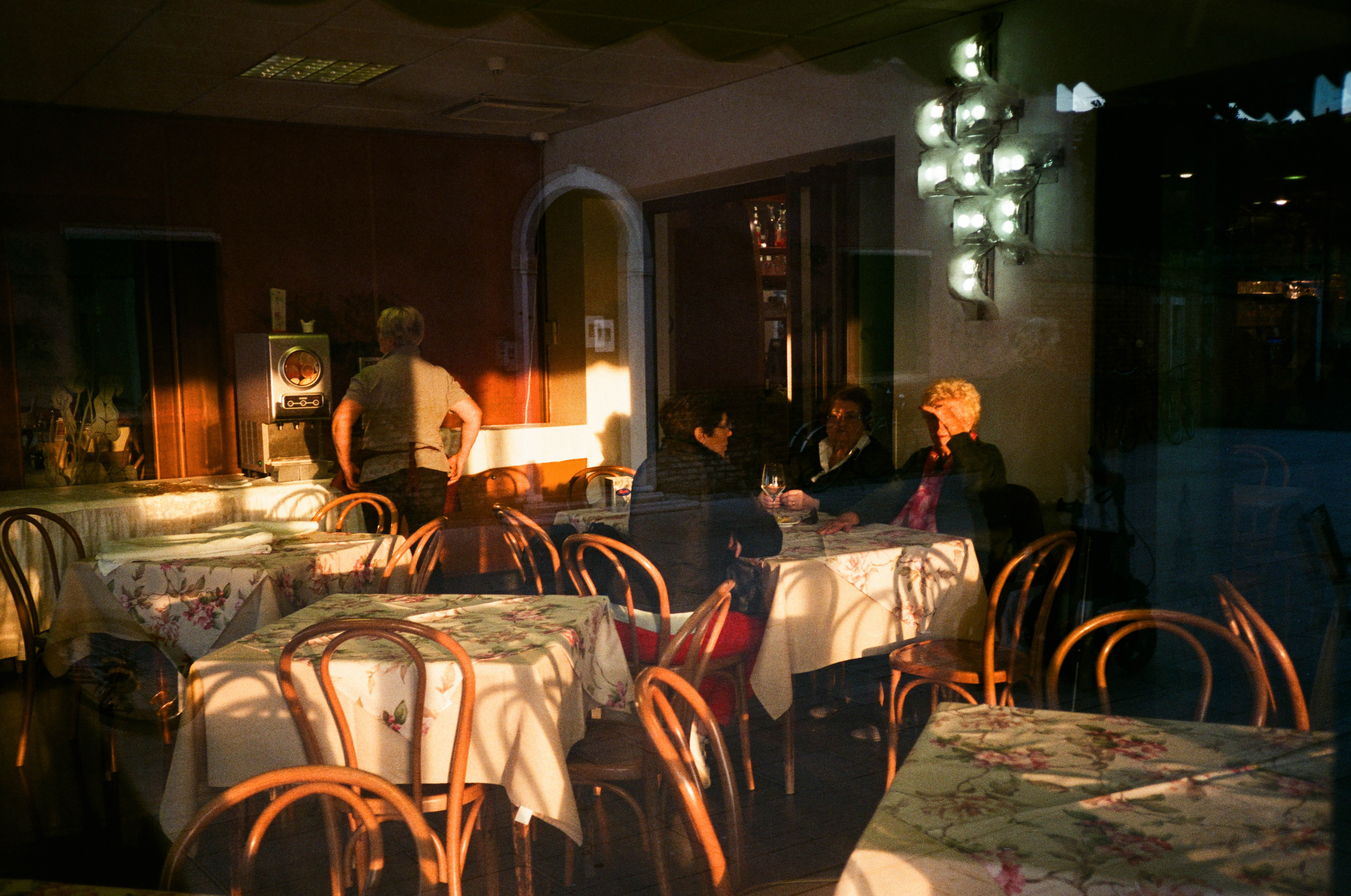 (Pre-Order) ภาพผลงาน The Restaurant in Lido