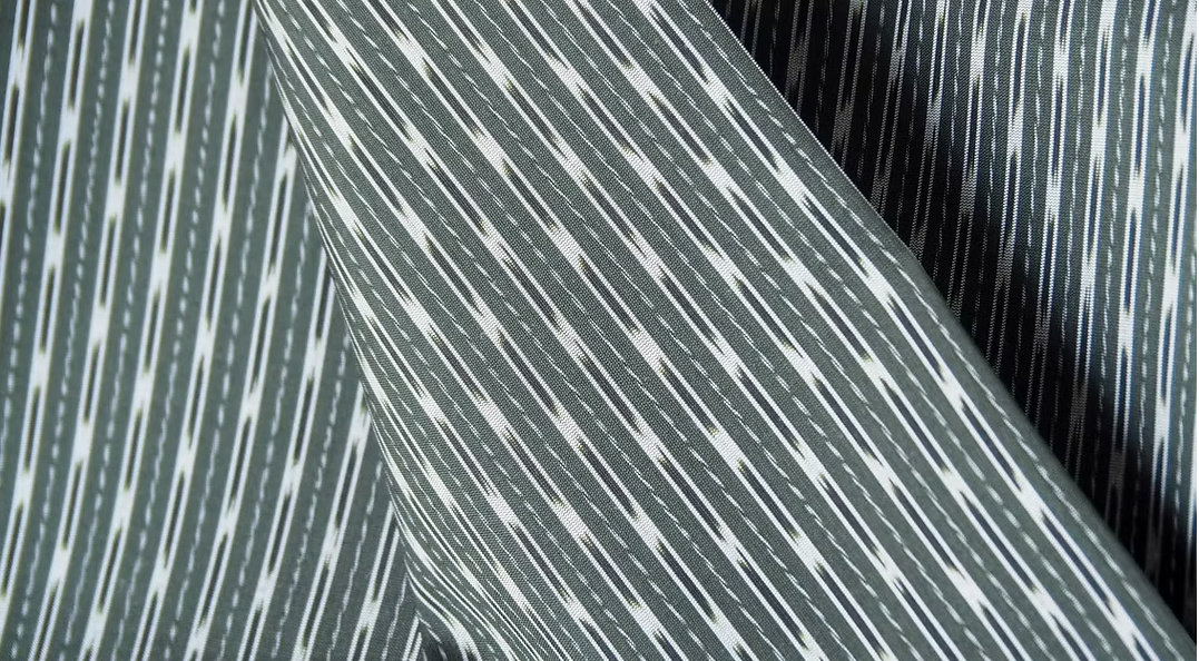 ซิ่น ผ้าไหมมัดหมี่ ไหมบ้าน ขนาด 1x2หลา พื้นสีเขียวดำ รหัส CISP-CT-102534