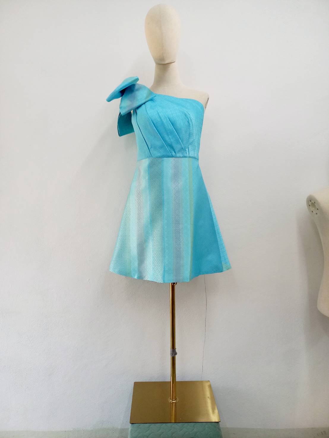 แบบตัดชุด เดรสผ้าไหม (ไม่รวมผ้า) chobmai x ARW รหัส CUT-ARW-11767