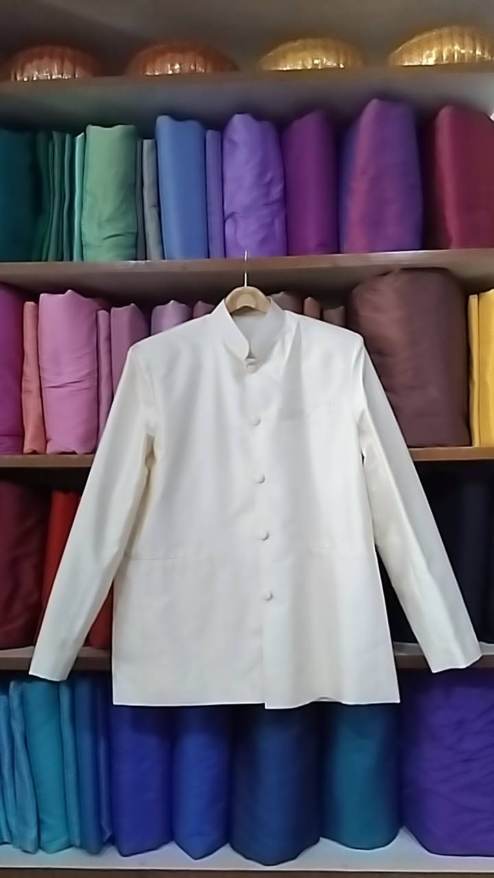 เสื้อสูทไหมคอพระราชทาน แขนยาว เนื้อยกดอก ไหมแท้ สีงาช้าง Size M รหัส DM-NY-12056813