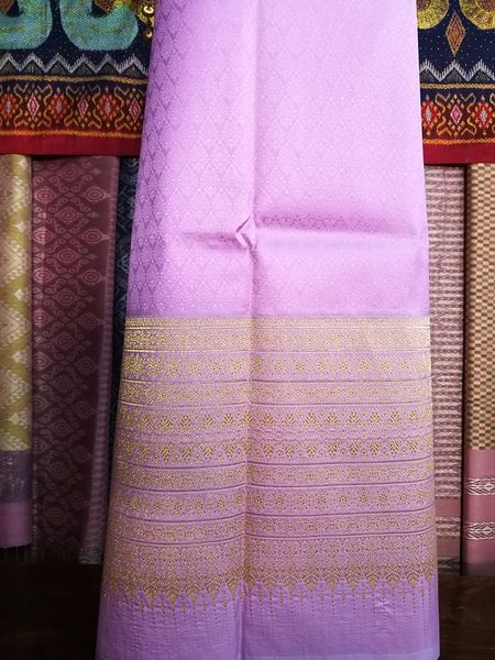 (ผ้าชุด)ไหมยกสุรินทร์ ขนาด 1x4เมตร (ลาย 2เมตร+สีพื้น 2เมตร) สีชมพู รหัส N10-NY0315666