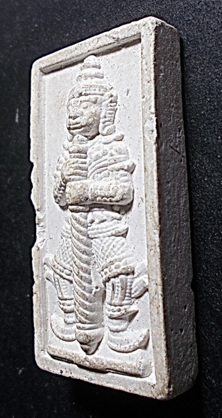 พระผงจักรพรรดิ์ พิมพ์ท้าวเวสสุวรรณหลังเรียบ หลวงตาม้า วัดถ้ำเมืองนะ เชียงใหม่