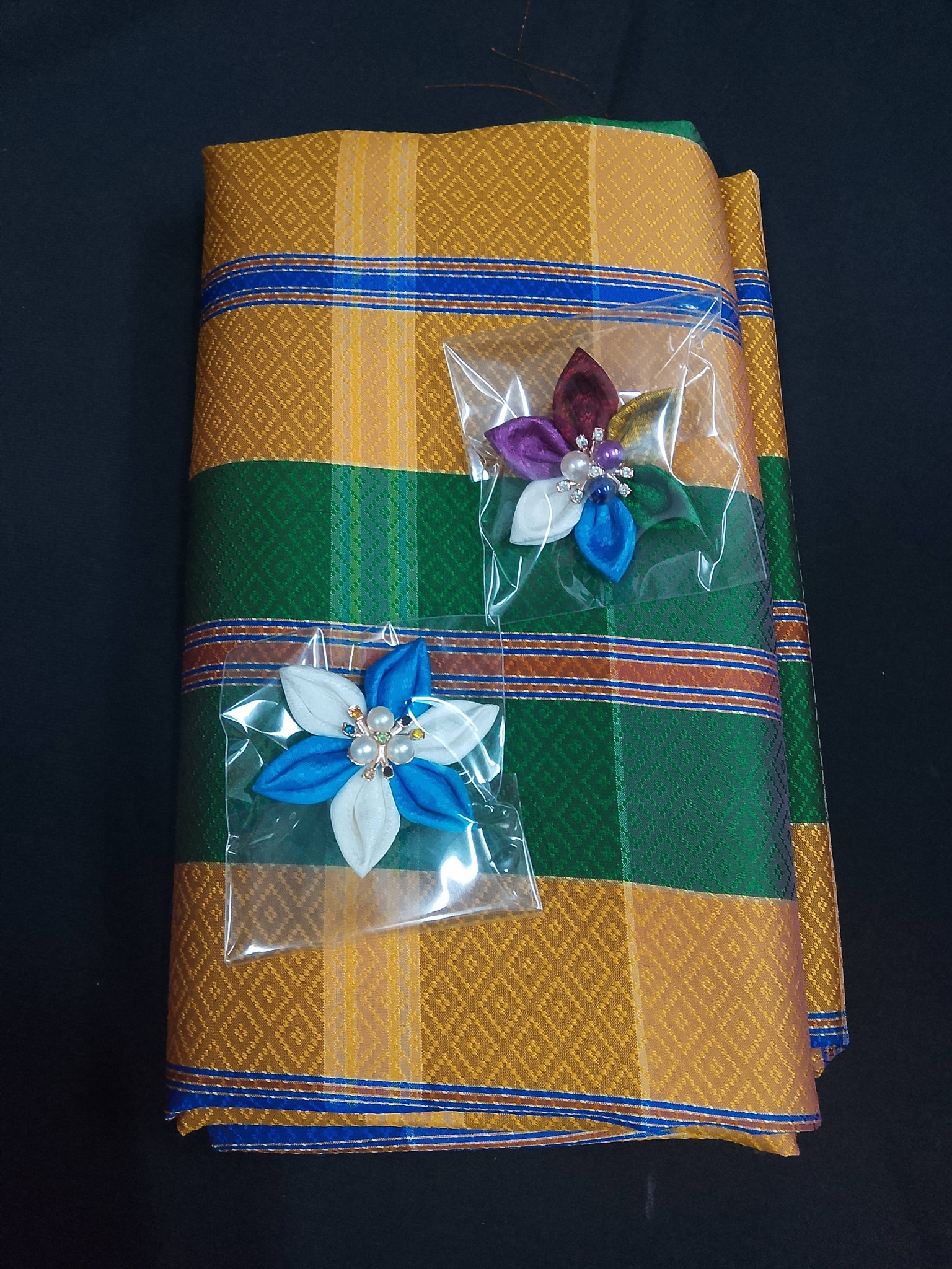 ผ้าไหมโสร่ง ทอยกดอก 6ตะกอ ขนาด 1x2เมตร สีเหลือง สีเขียว รหัส R1B-43-0527682