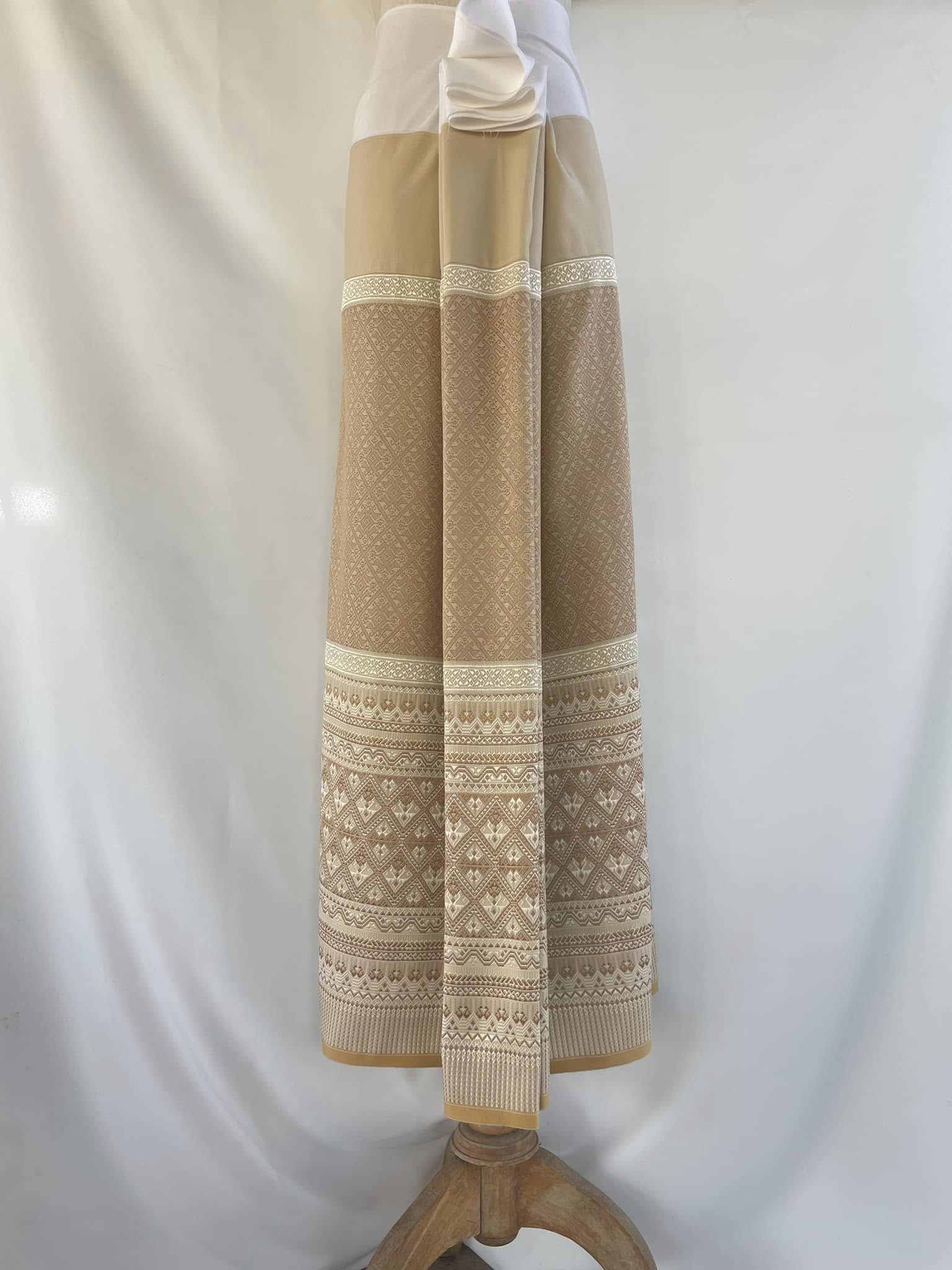 ซิ่นตีนจก ผ้าไหมทั้งผืน (ยืนไหม พุ่งไหม จกไหม) โทนสีเหลืองทอง รหัส N9-105-0507682