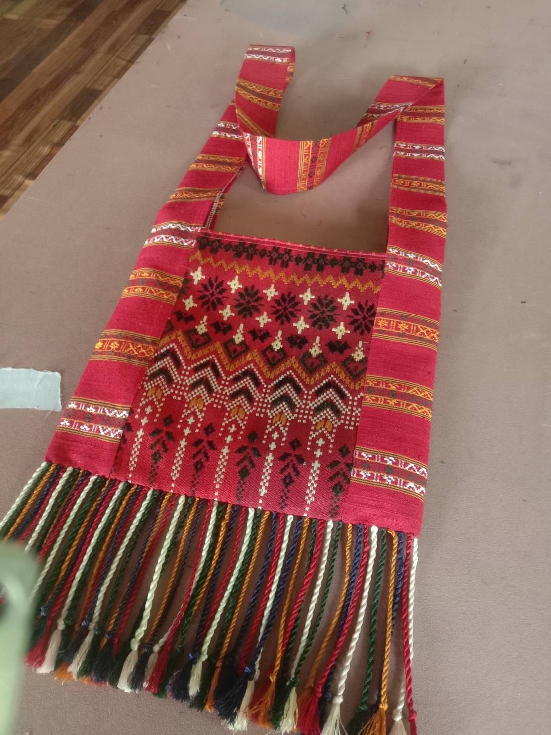 ย่าม ไหมแพรวา ขนาด 9x10นิ้ว คละลาย พื้นสีแดง รหัส GLC-BM08046614194