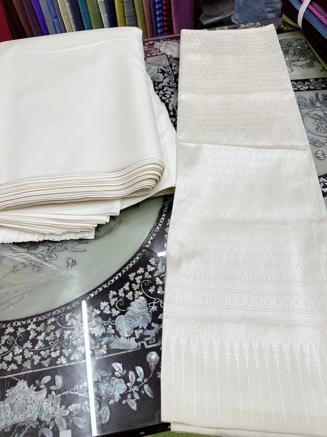 (ผ้าชุด)ไหมยกสุรินทร์ ขนาด 1x4เมตร (ลาย 2เมตร+สีพื้น 2เมตร) สีครีมขาว รหัส N10-AA0214661