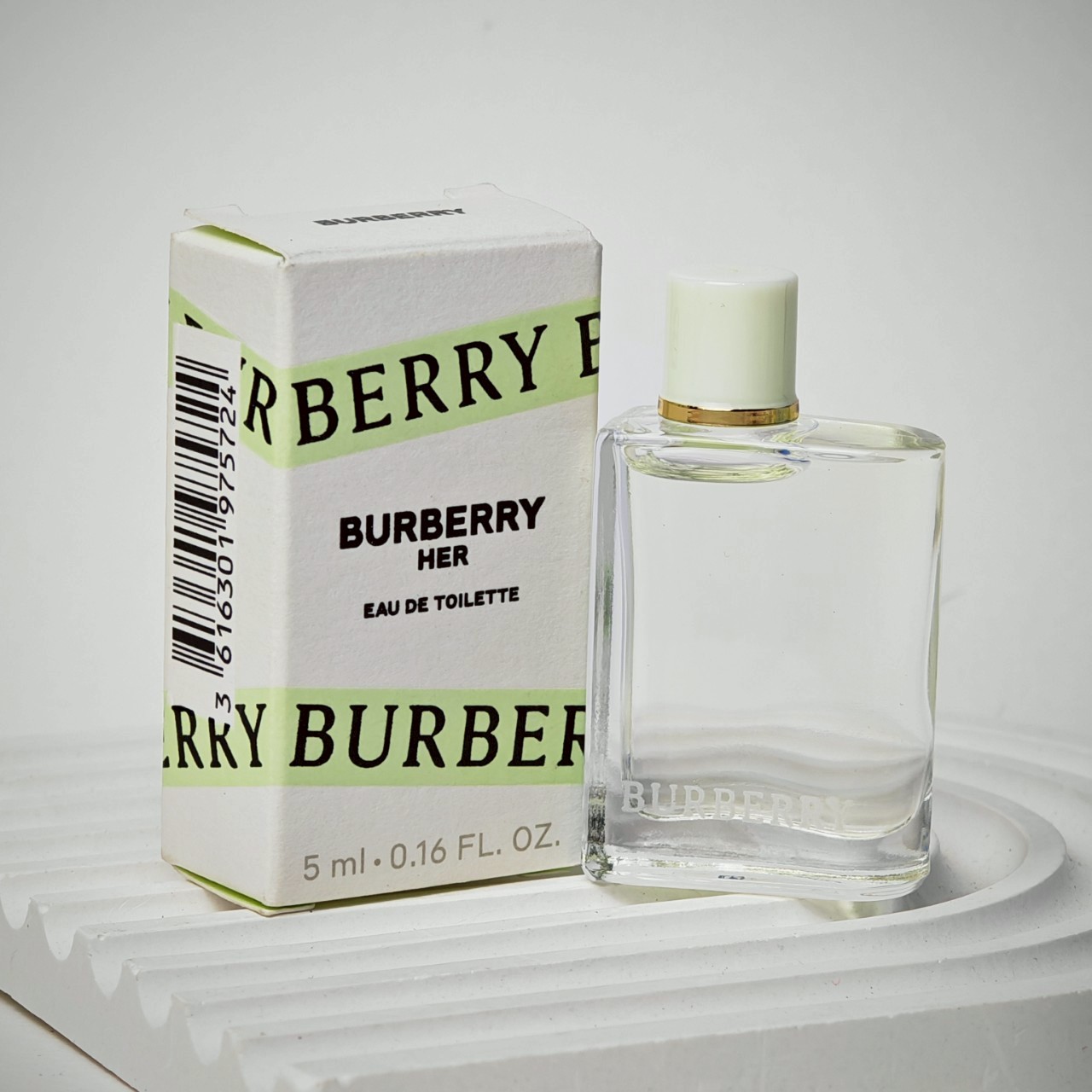 น้ำหอมจิ๋วมินิ Burberry Her Eau de Toilette 5ml กล่องป้ายไทยแบบแต้มมีกล่อง ( Mini Perfume น้ำหอมขนาดพกพา) น้ำหอมจิ๋วมินิ ขวดน่ารัก ตั้งโชว์ก็สวย พกพาก็สะดวก หัวแต้มตามจุดชีพจร