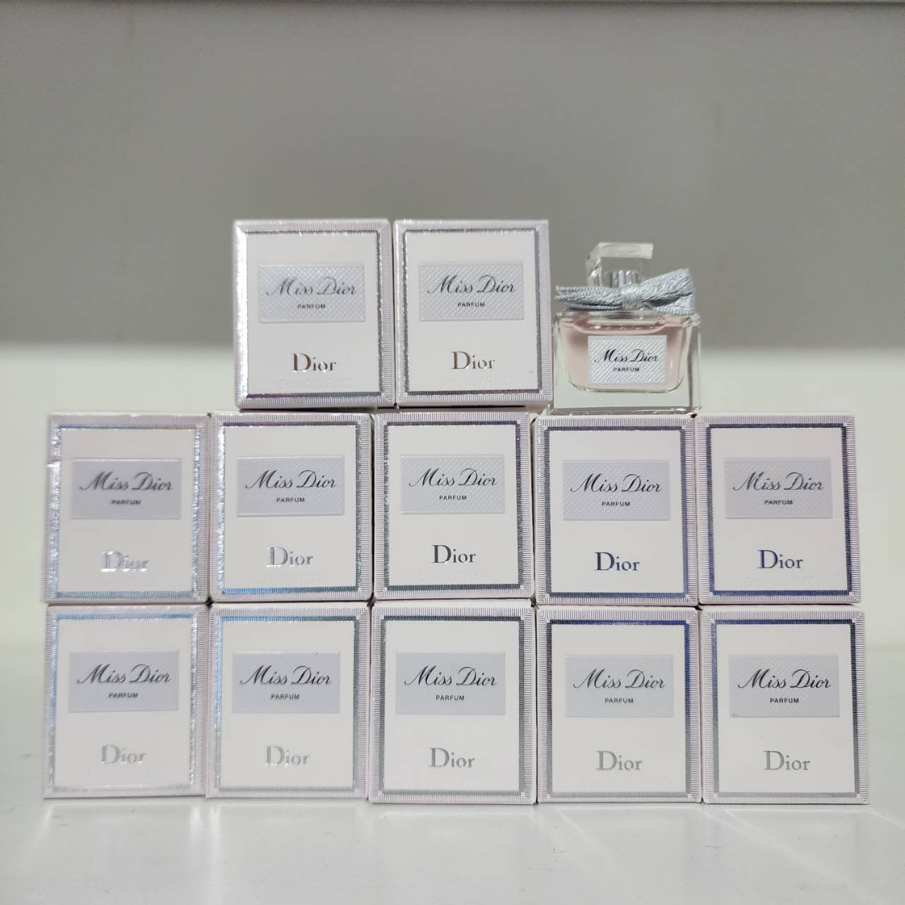 น้ำหอมจิ๋วมินิ Dior Miss Dior Parfum 5ml น้ำหอมจิ๋วมินิ New 2024 !แบบแต้มมีกล่อง ( Mini Perfume น้ำหอมขนาดพกพา) น้ำหอมจิ๋วมินิ ขวดน่ารัก ตั้งโชว์ก็สวย พกพาก็สะดวก หัวแต้มตามจุดชีพจร