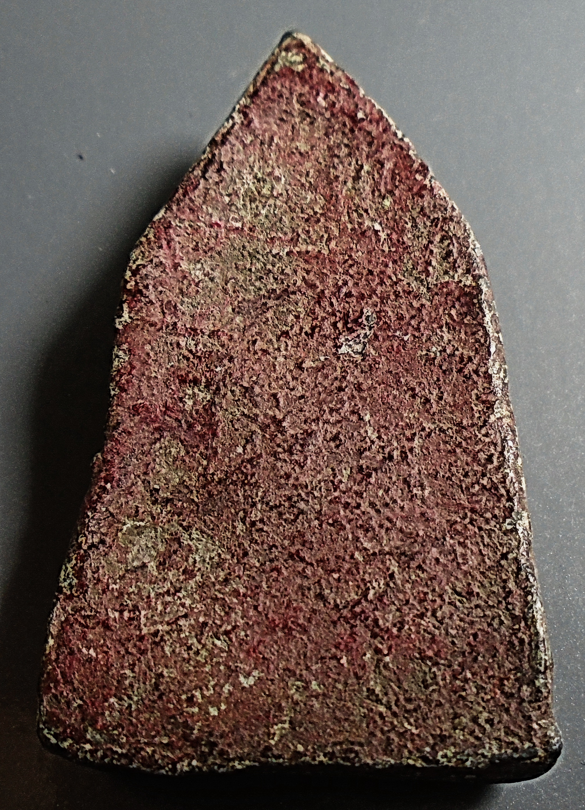 พระร่วงนั่งข้างขีด สนิมแดง