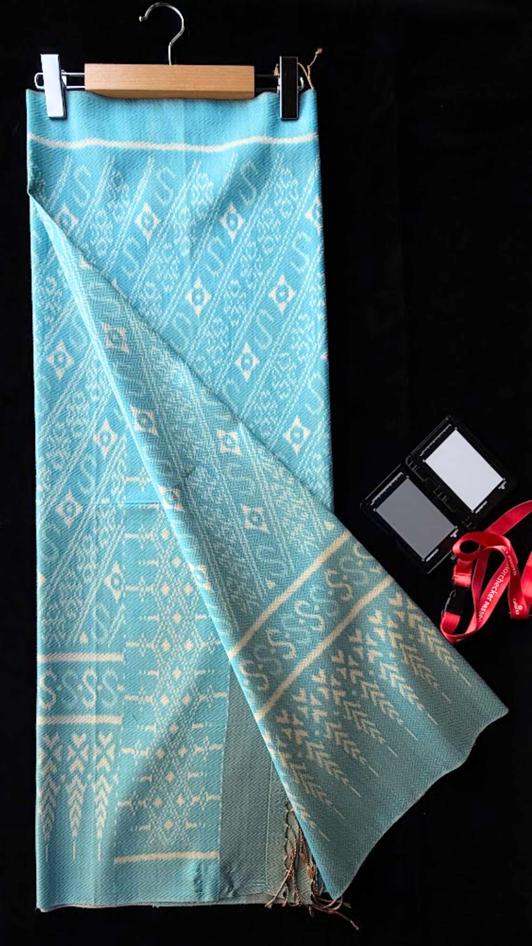 (ผ้าชุด)ไหมมัดหมี่ 6ตะกอ ไหมแท้ (ผ้าลาย 2เมตร+สีพื้น2เมตร) ลายสิริราชพัสตราภรณ์ สีฟ้า รหัส L8A-NY-45566