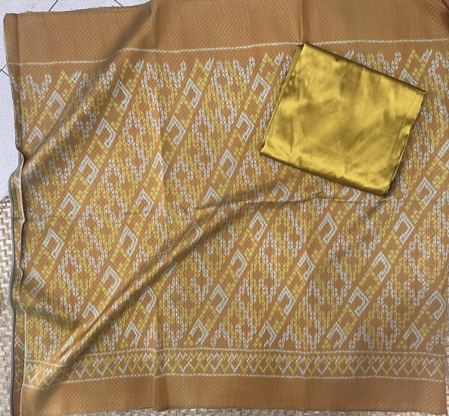 (ผ้าชุด)ผ้าไหมมัดหมี่ ทอยกตะกอ สอดเครือหางกระรอก (ผ้าลาย 2เมตร+สีพื้น 2เมตร) ลายสิริวชิราภรณ์ เฉดสีน้ำตาลทอง รหัส L8A-AA-06046715169