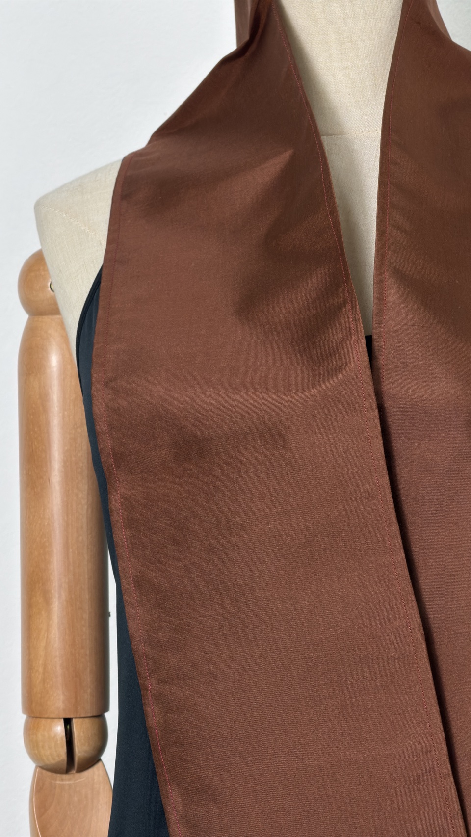 ผ้าพาดไหล่ ผ้าสไบนางรำ เนื้อเรียบ ขนาด 15x200ซม. สีน้ำตาล LW4A-ME