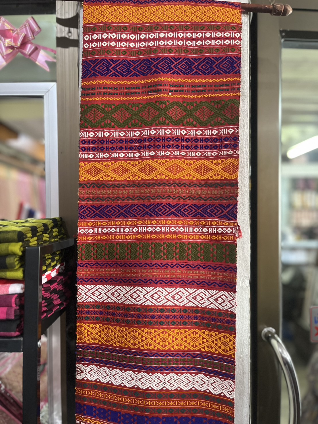 ผ้าพาดไหล่ สไบขิด สไบส่วย ไหมแท้ ขนาด 32ซม.x190ซม. ครุยยาวด้านละ 20ซม.โทนสีแดงส้มน้ำเงิน รหัส LW4A-NY-0910681453