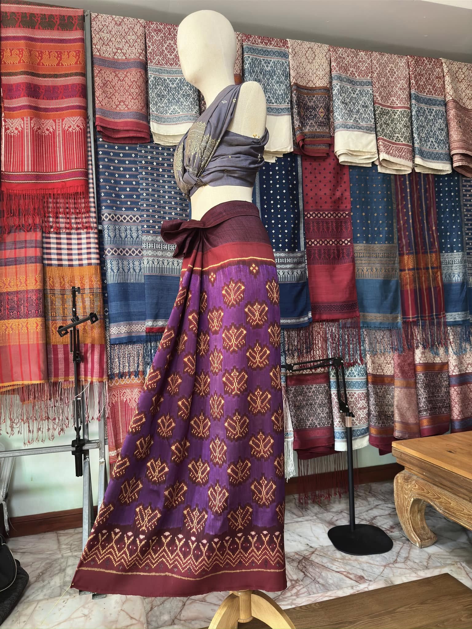 ซิ่น พระตะบอง ผ้าจามทอสามตะกอ ขนาด 115x155ซม พื้นสีม่วง รหัส N9-SIL-AJ23