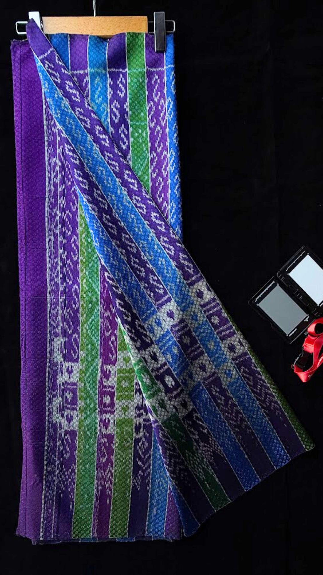 ซิ่น ผ้าไหมมัดหมี่ ทอยกดอก 6ตะกอ ขนาด 1x2 เมตร ลายขอพระราชทานคั่นน้ำไหล สีคละสี รหัส PCS-NY-11226812