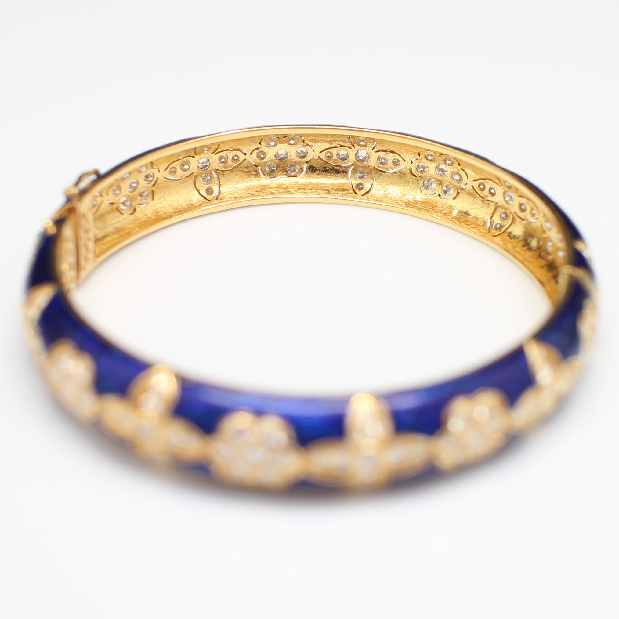 BL25129 กำไลทองลงยาสีน้ำเงิน ประดับเพชรเกสร 3.42 กะรัต ทองแท้ 18k นน.รวม 31.8 กรัม เส้นผ่านศูนย์กลาง 5.2 ซม.