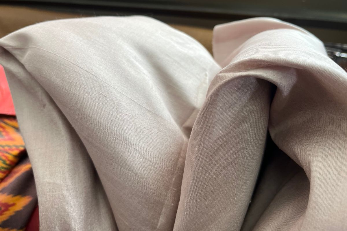 ผ้าไหมสีพื้น ไหมลืบเนื้อหยาบน้อย ไหมแท้ สีน้ำตาลเบจเหลือบชมพูกะปิ (ราคาต่อหลา) รหัส C-NY-0410681