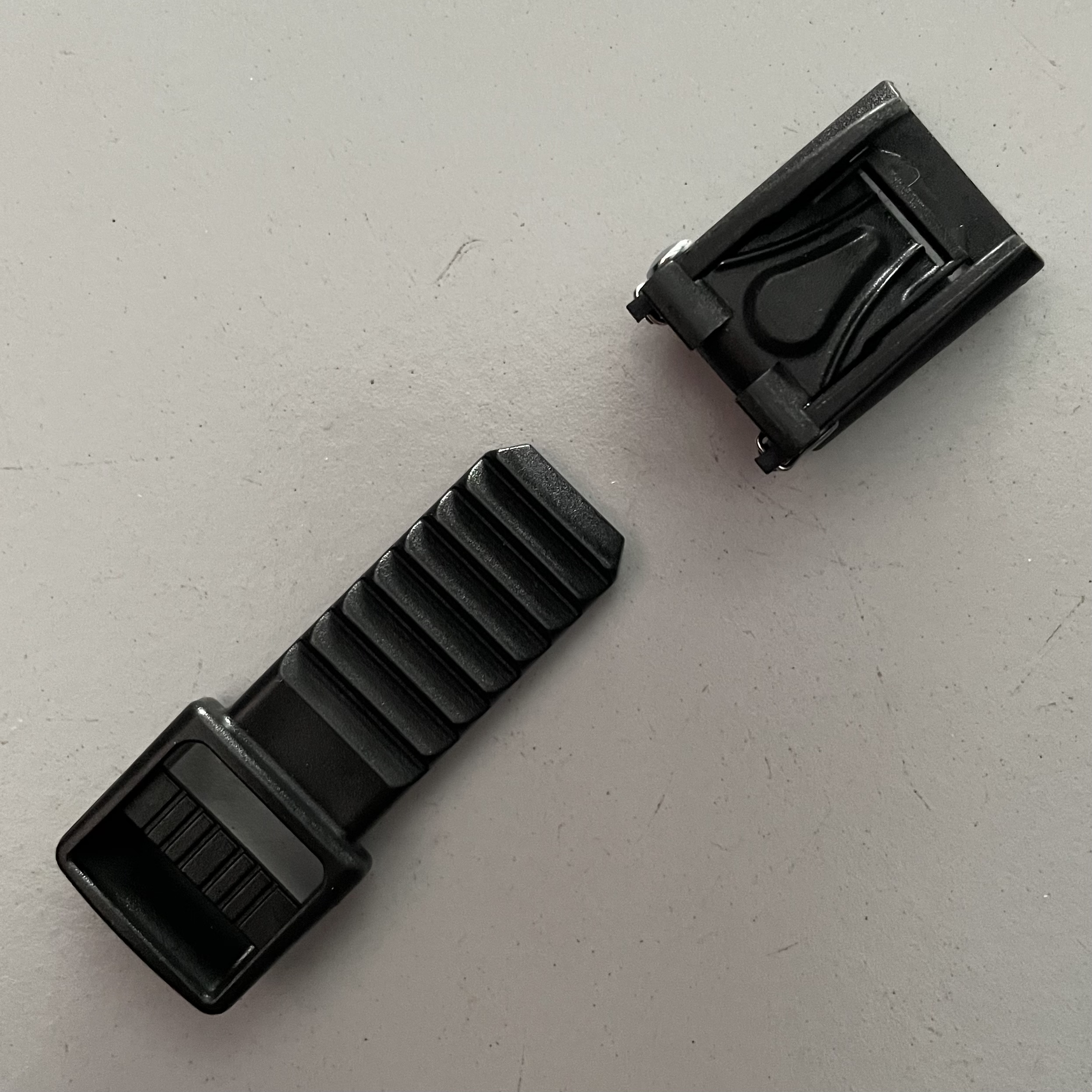 ตัวล็อคหมวก ใช้กับสาย 1.5 cm (เหมาะกับใช้ทำตัวล็อคหมวกกันน๊อค,หมวกปั่นจักรยาน)