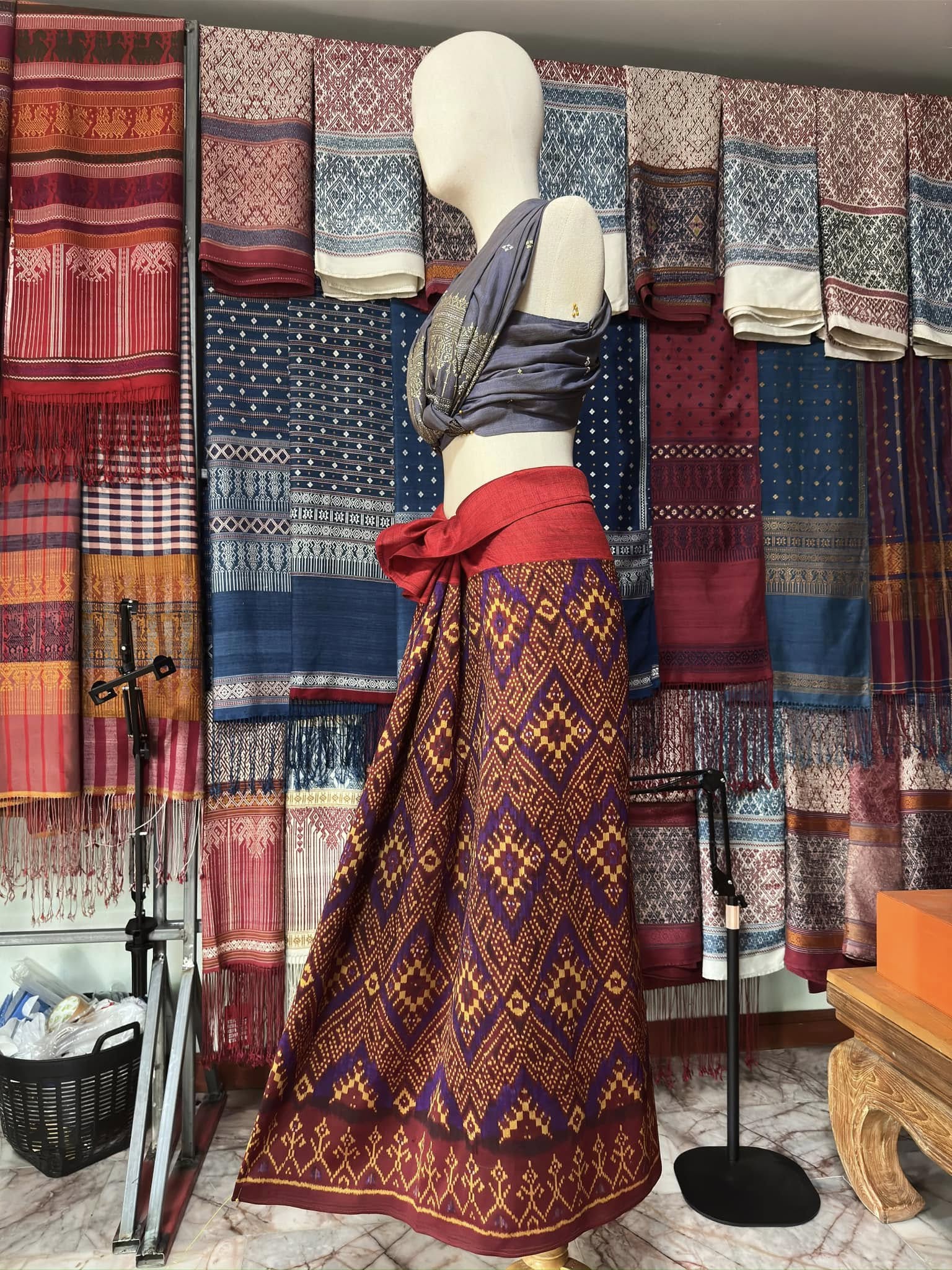 ซิ่น พระตะบอง ผ้าจามทอสามตะกอ ขนาด 105x150ซม สีแดง รหัส N9-SIL-AJ7