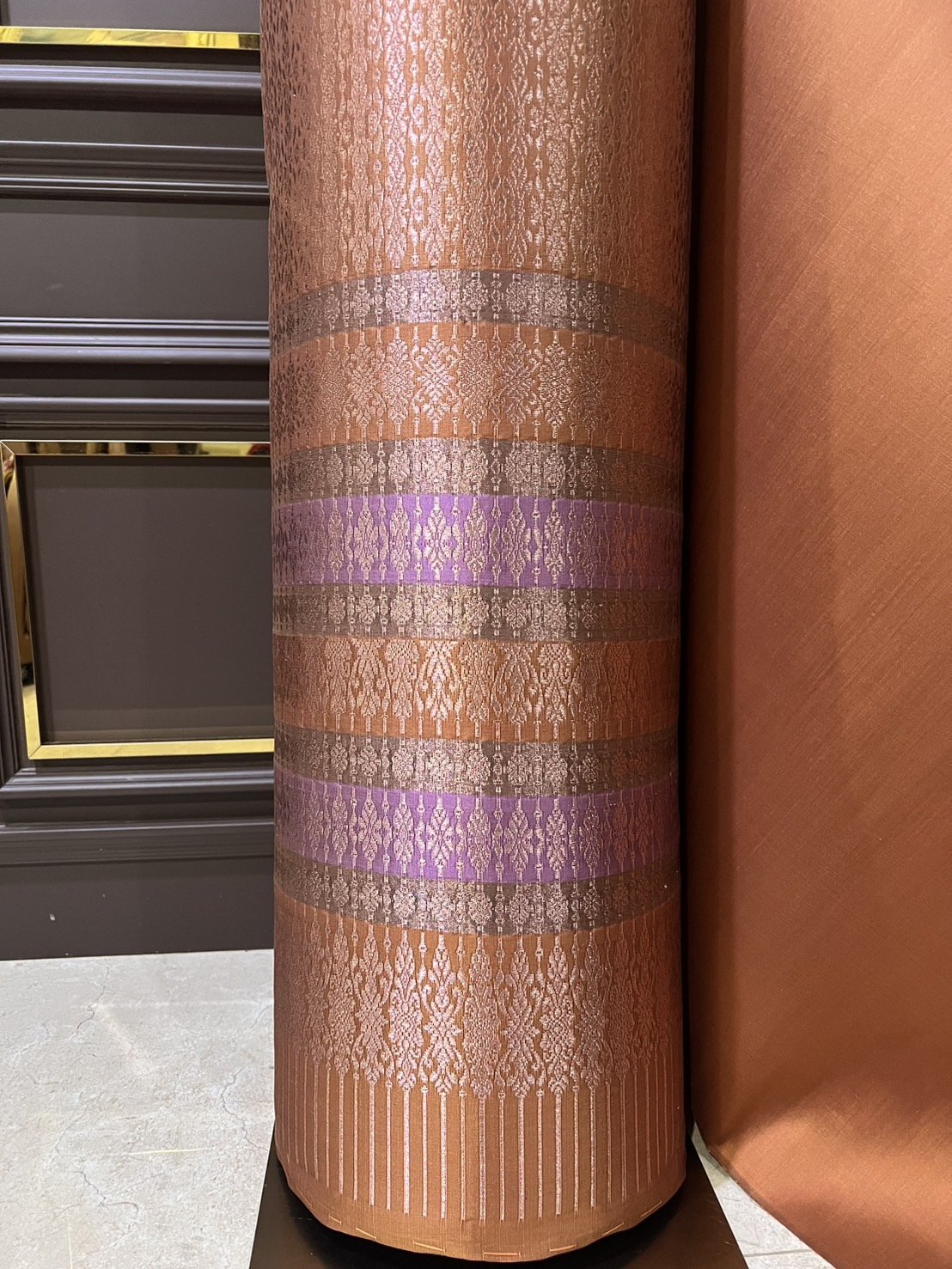 (ผ้าชุด)ผ้าไหมยกดอกลำพูน เกาะเชิงดิ้นชมพู ขนาด 1.02x4.35เมตร ลายชะเอมเทศ พื้นสีน้ำตาลทอง รหัส N90-29-R0012