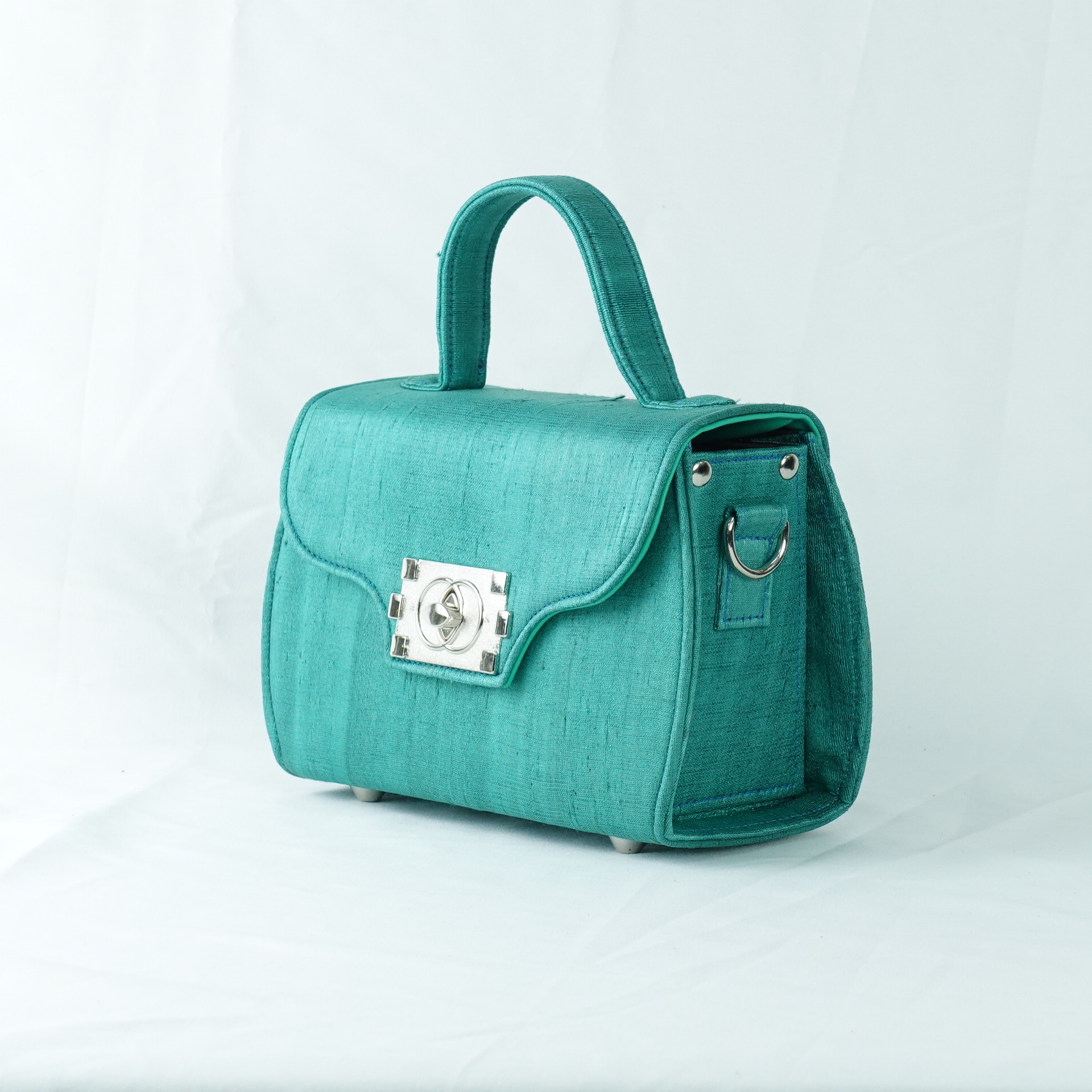 กระเป๋าถือผ้าไหมทรงกล่องฝาพับ ขนาด 21x13x10ซม.ความสูงหูจับ 7ซม. สีเขียวเทอร์ควอยซ์ รหัส GLA-TT-060468142