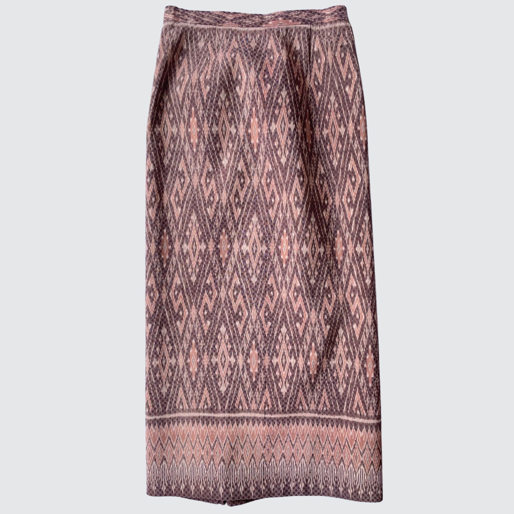 ผ้าถุงป้าย สีธรรมชาติ แบบเลื่อนตะขอตามไซส์ หน้านางข้าง ลายขอล้อมเพชร สีน้ำตาลกะปิ รหัส WM-PTS-100968142