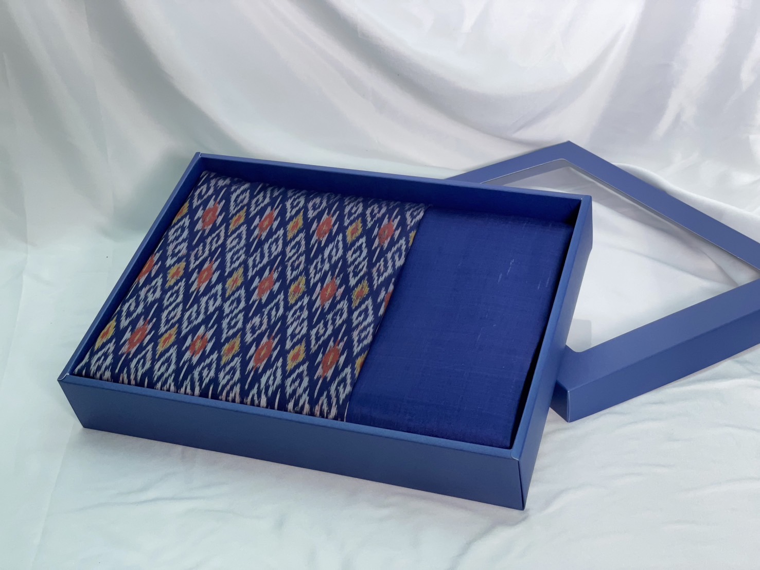 เซ็ตของขวัญผ้าไหมแท้ (ผ้าไหมสีพื้น 2เมตร+ผ้าซิ่นไหมมัดหมี่ 2เมตร)