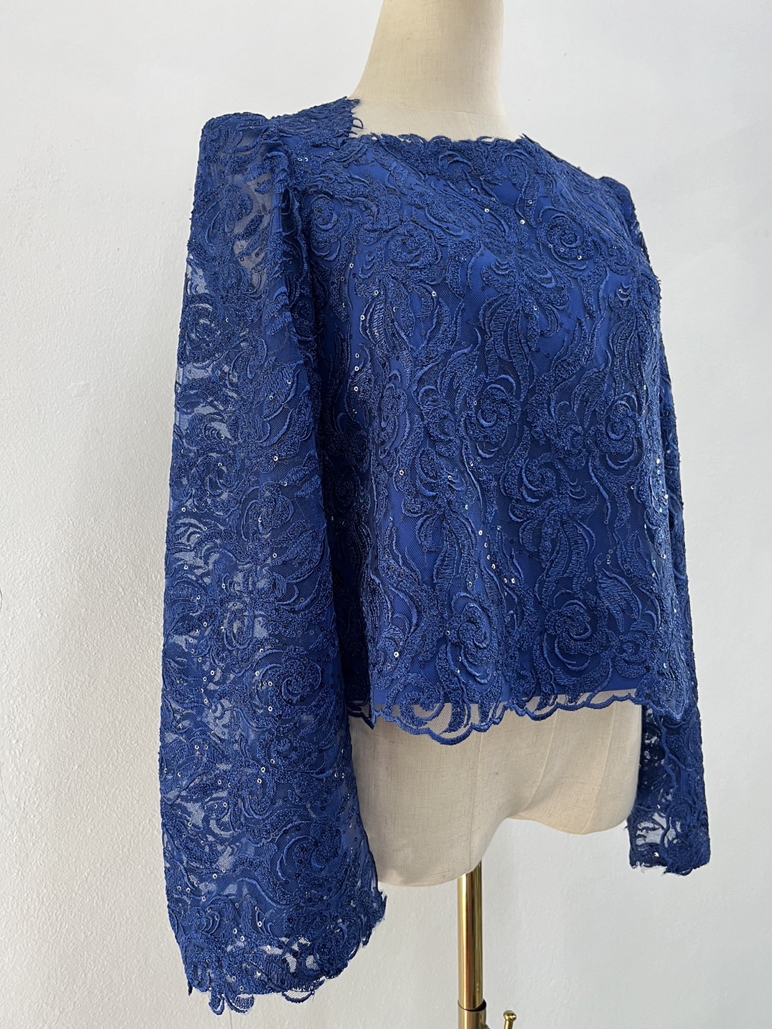 แบบตัด เสื้อผ้าไหมลายลูกไม้ (ไม่รวมผ้า) ตามแบบ chobmai x ARW รหัส CUT-ARW-1110567