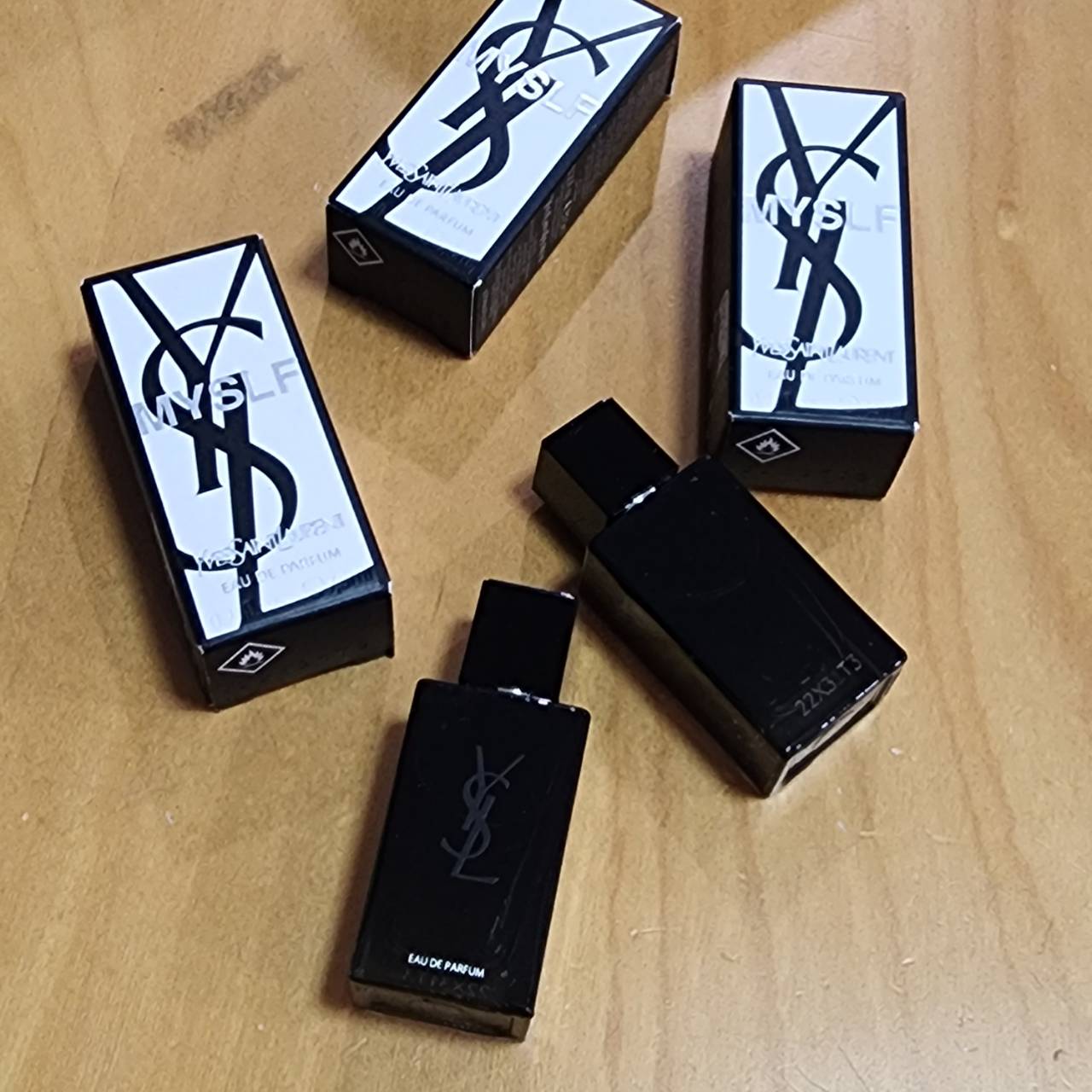 น้ำหอมจิ๋วมินิ YSL MYSLF Eau de Parfum 7.5ml แบบแต้มมีกล่อง ( Mini Perfume น้ำหอมขนาดพกพา) น้ำหอมจิ๋วมินิ ขวดน่ารัก ตั้งโชว์ก็สวย พกพาก็สะดวก หัวแต้มตามจุดชีพจร