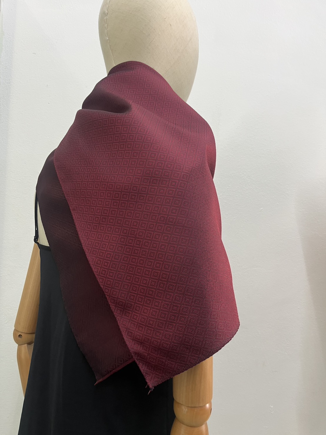 สั่งตัด ผ้าคลุมไหล่ ผ้าไหม สีพื้น เนื้อยกดอก ขนาด90x100ซม. | เลือกสีและลายผ้าได้ รหัส CUT-112668