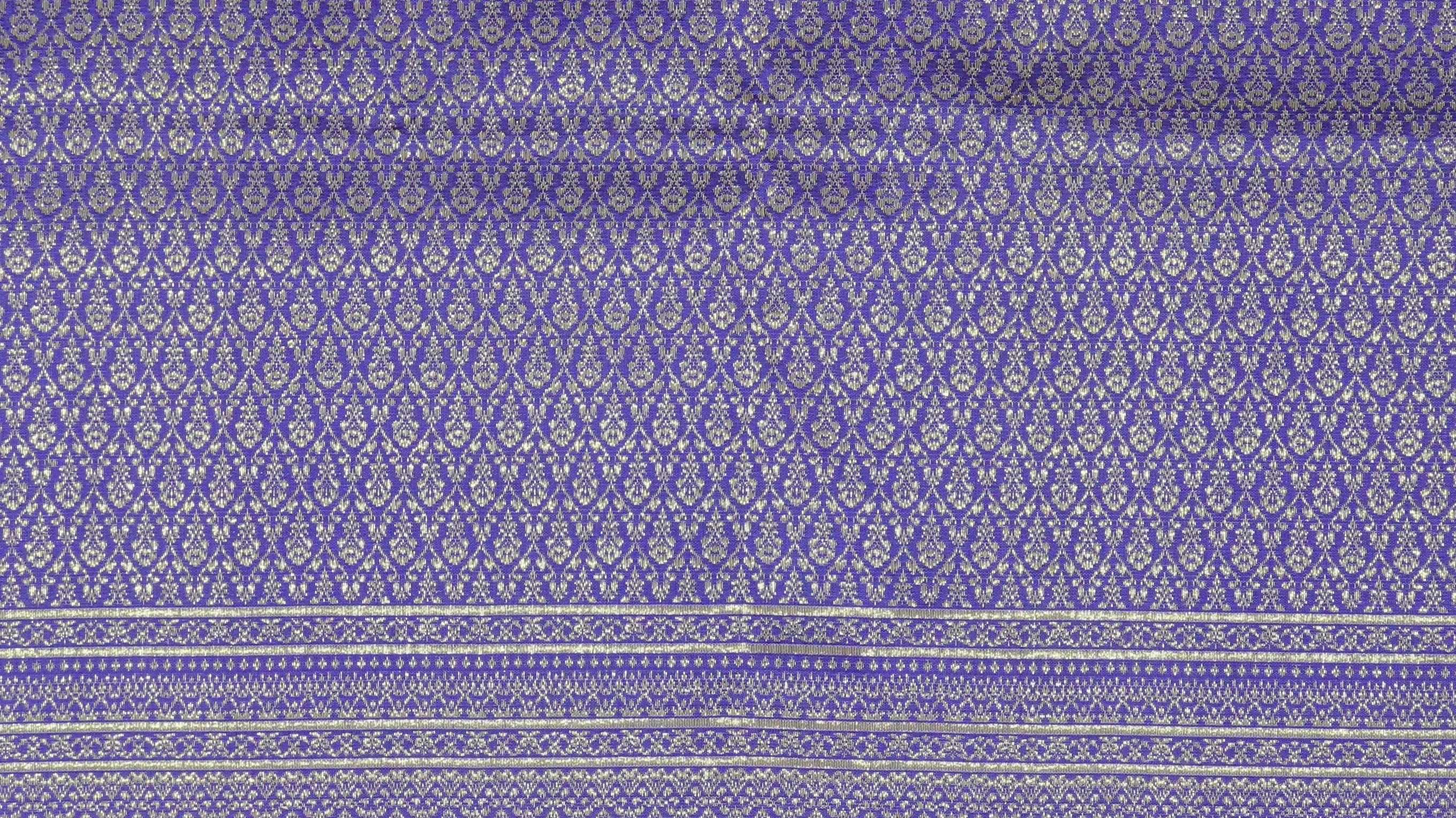 (ผ้าชุด)ไหมยกดอกสุรินทร์ ขนาด 1x4เมตร (ลาย 2เมตร+สีพื้น 2เมตร) พื้นสีม่วงน้ำเงินเข้ม รหัส N10-ME-66-0822677