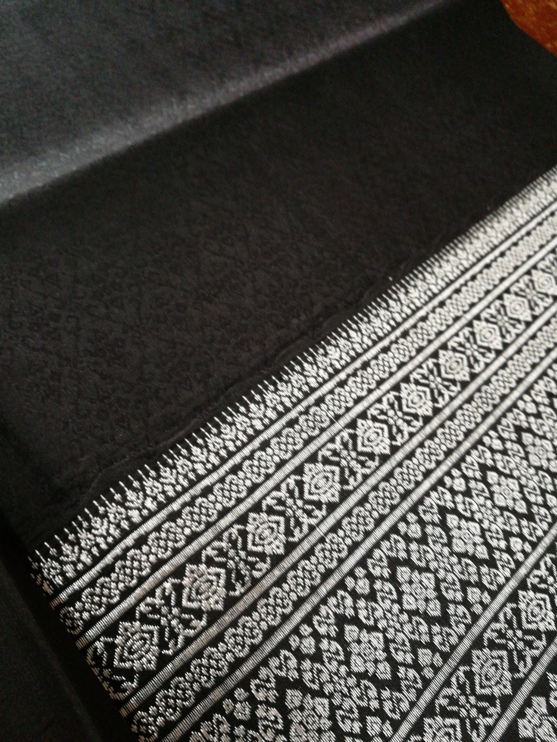 (ผ้าชุด)ไหมยกสุรินทร์ ขนาด 1x4เมตร (ลาย 2เมตร+สีพื้น 2เมตร) สีดำ รหัส N10-NY0710662