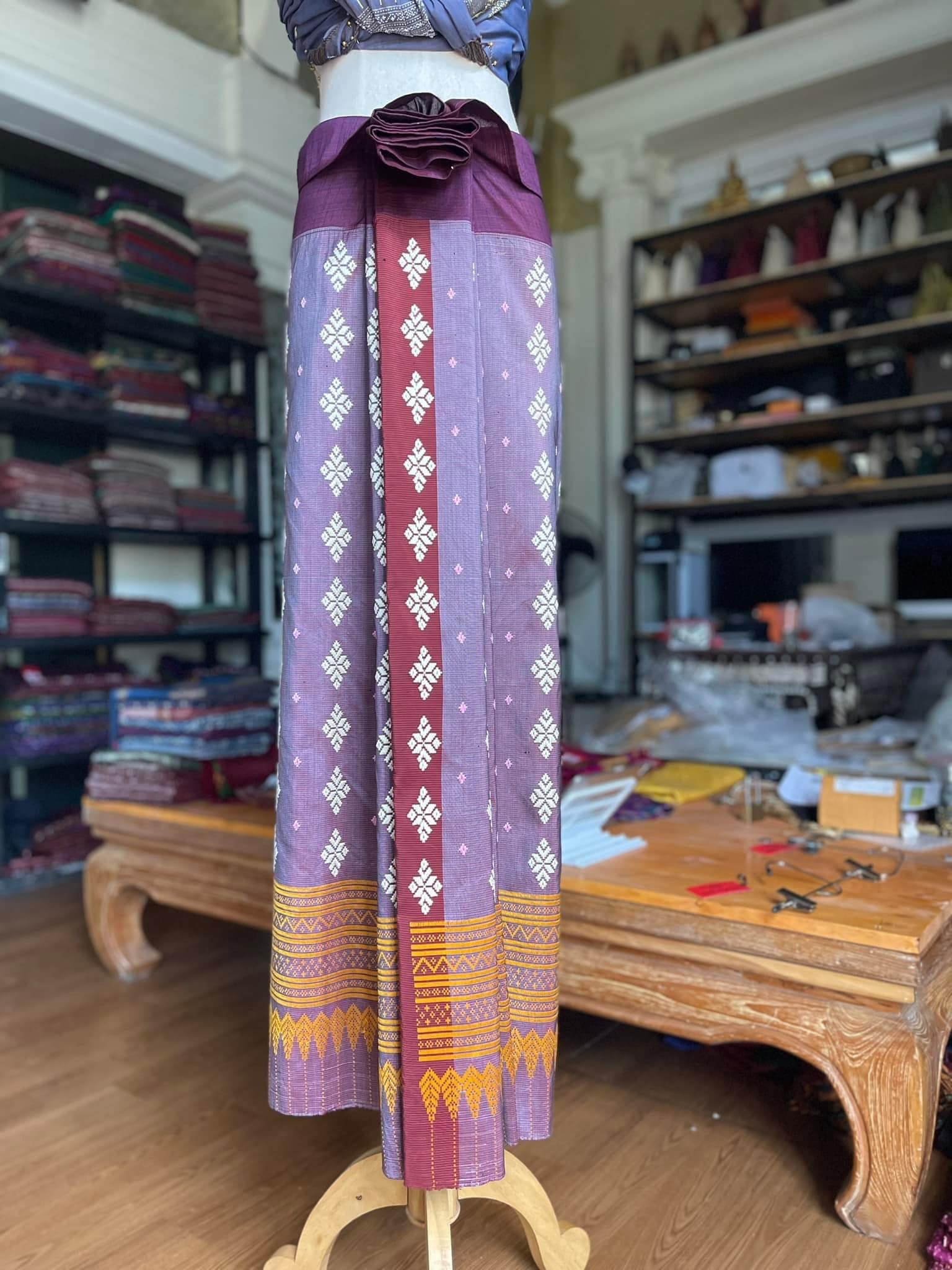 ซิ่น ผ้าซิ่นอัญญานาง ไหมบ้านทอมือ สีธรรมชาติ ขนาด 120x200ซม ลายดอกหางปลาวา พื้นสีม่วง รหัส N9-SIL0530661