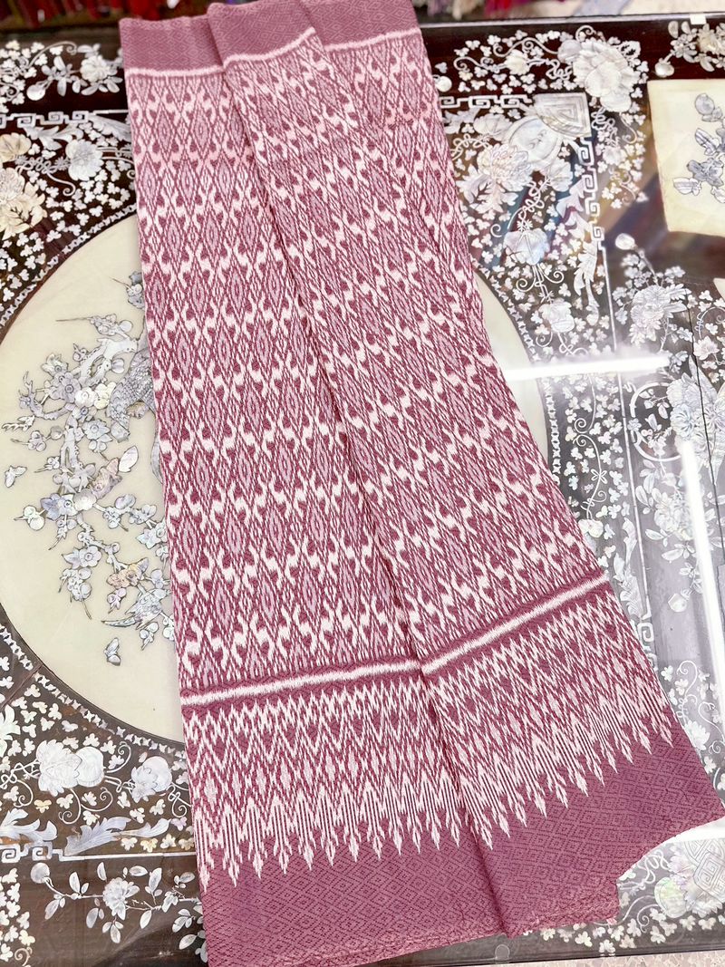 (ผ้าชุด)ผ้าไหมมัดหมี่ 6ตะกอ สีธรรมชาติ ลายขอล้อมโคม (ผ้าลาย 2เมตร+สีพื้น 2เมตร) สีชมพูนู้ด รหัส L8A-ST-0518681