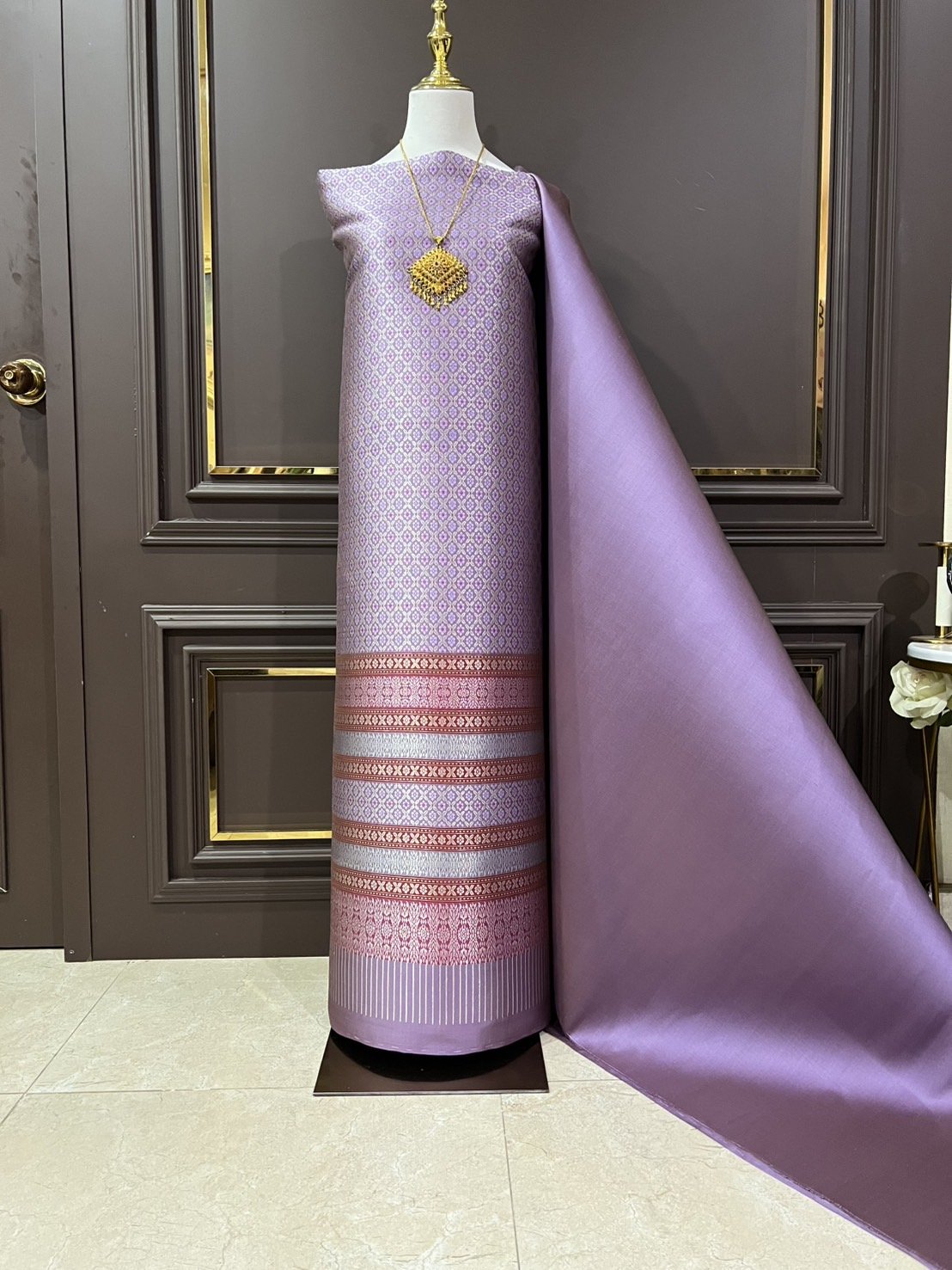 (ผ้าชุด)ผ้าไหมยกดอกลำพูน ยกดอกดิ้นเงิน ขนาด 1.02x4.44เมตร ลายแก้วกัลยา พื้นสีม่วง รหัส N90-29-TR0498