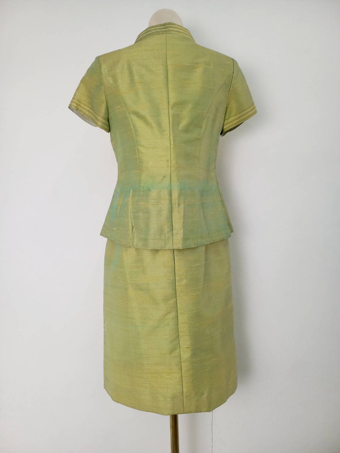 ชุดผ้าไหมตัดสำเร็จ เสื้อ+กระโปรง ไซส์L สีเขียว รหัส WR-38-0320681511