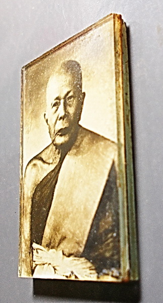 รูปถ่ายขาวดำหลวงพ่อแดง วัดเขาบันไดอิฐ อัดกระจก