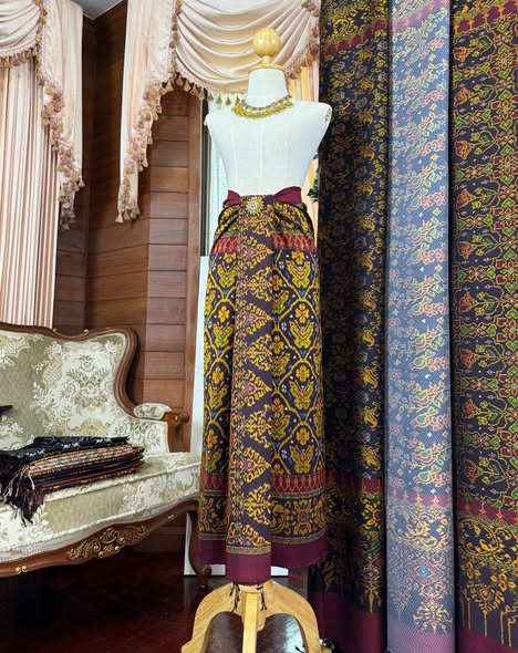 ซิ่น ผ้าไหมมัดหมี่ ทอยกดอกพริกไทย 6ตะกอ ขนาด 1x2เมตร ลายผีเสื้อ มีหน้านางชายครุย พื้นสีแดง รหัส L9A-DN-1115681