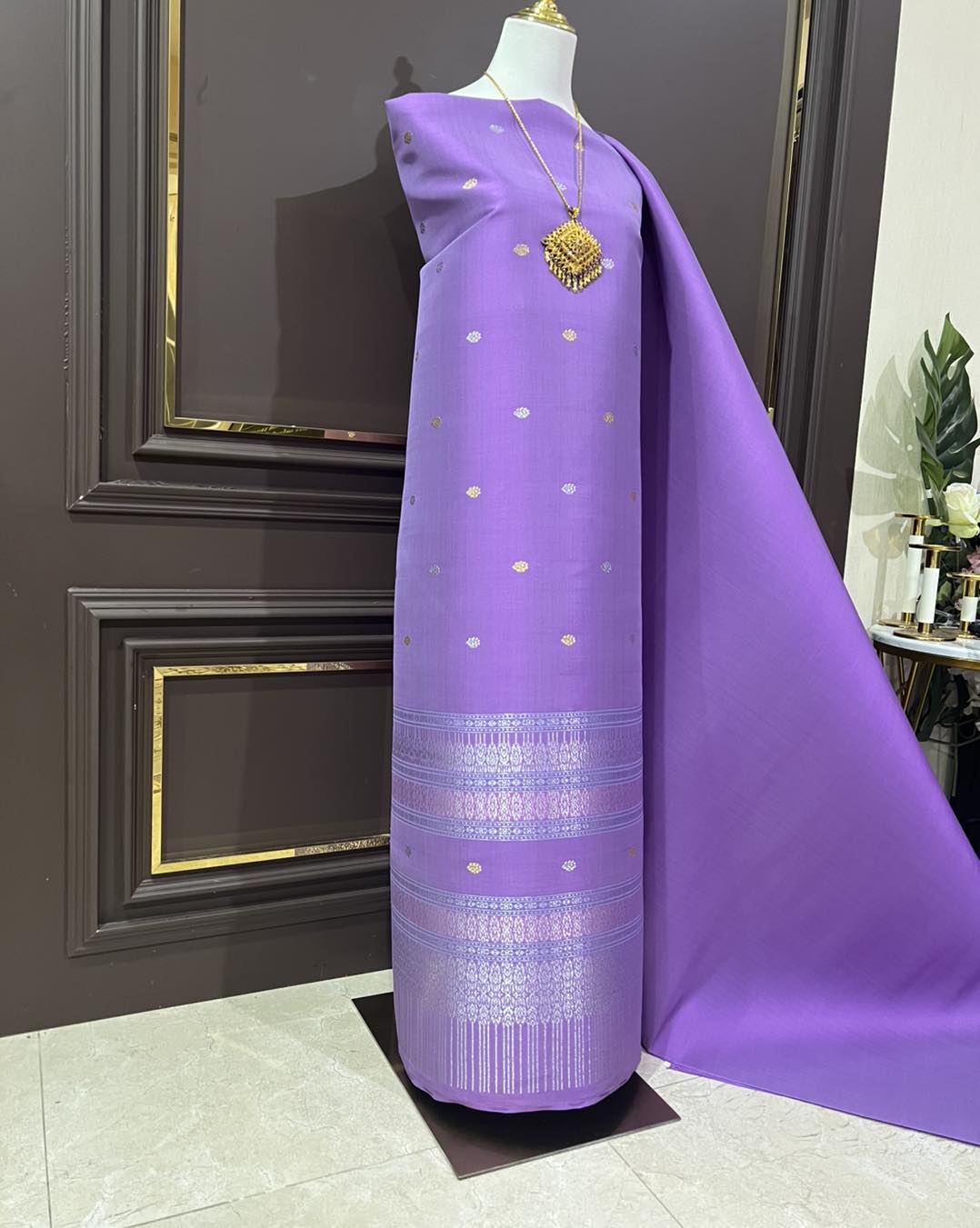 (ผ้าชุด)ผ้าไหมยกดอกลำพูน ยกดอกดิ้นเงิน ขนาด 1.03x4.54เมตร ลายกลีบกุหลาบ พื้นสีม่วง รหัส N90-29-0922682