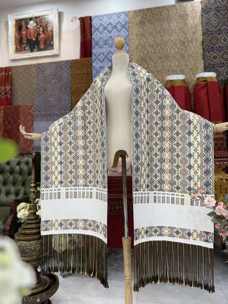 ผ้าคลุมไหล่ ไหมแพรวา ขนาด 50x 2.60ซม. ลายก้ามปู พื้นสีขาวครีม รหัส Z-BM-081568