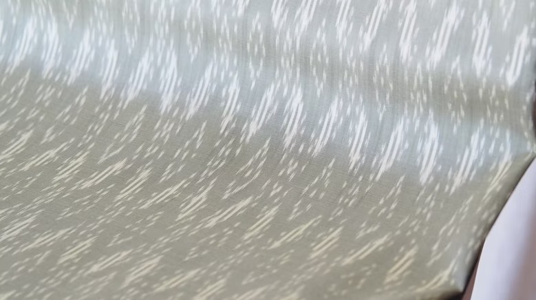 (ผ้าชุด) ผ้าไหมมัดหมี่ไหมแท้ (ผ้าลาย2หลา+สีพื้น2หลา) ลายนาคโคมเจ็ด พื้นสีเขียวนวลเทา รหัส M2B-CT-102578