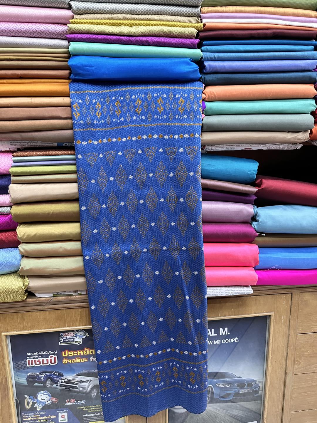 (ผ้าชุด)ผ้าไหมมัดหมี่ ยกดอกลูกแก้ว (ผ้าลาย 2เมตร+สีพื้น 2เมตร) เฉดสีน้ำเงิน รหัส L8A-ST-062967101519