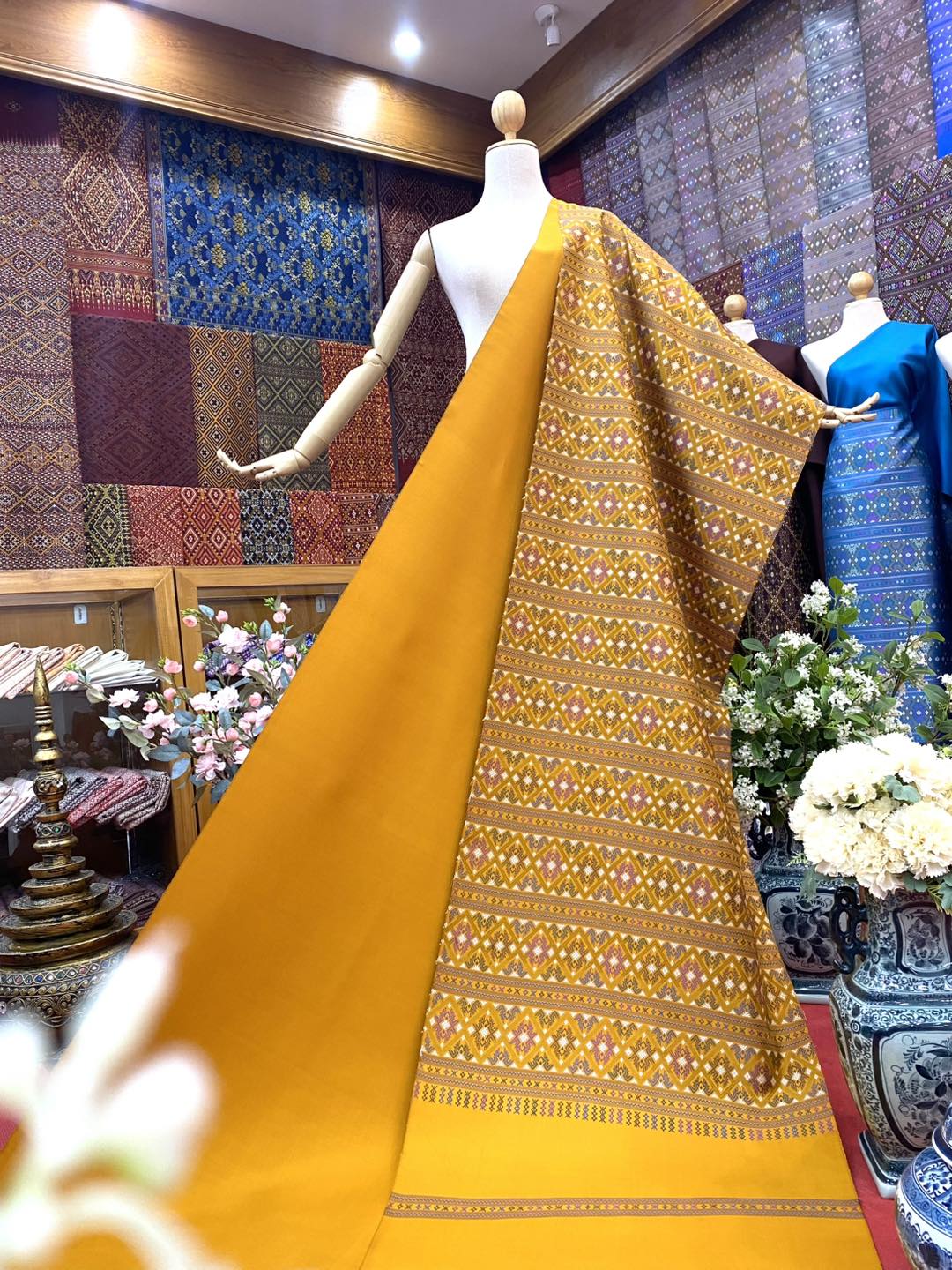(ผ้าชุด)ไหมแพรวา ตัดชุดลายเกาะจกขิด ขนาด 63x500ซม (ลาย 2.3เมตร+สีพื้น 2.7เมตร) พื้นสีเหลือง รหัส P10-BM-09226814