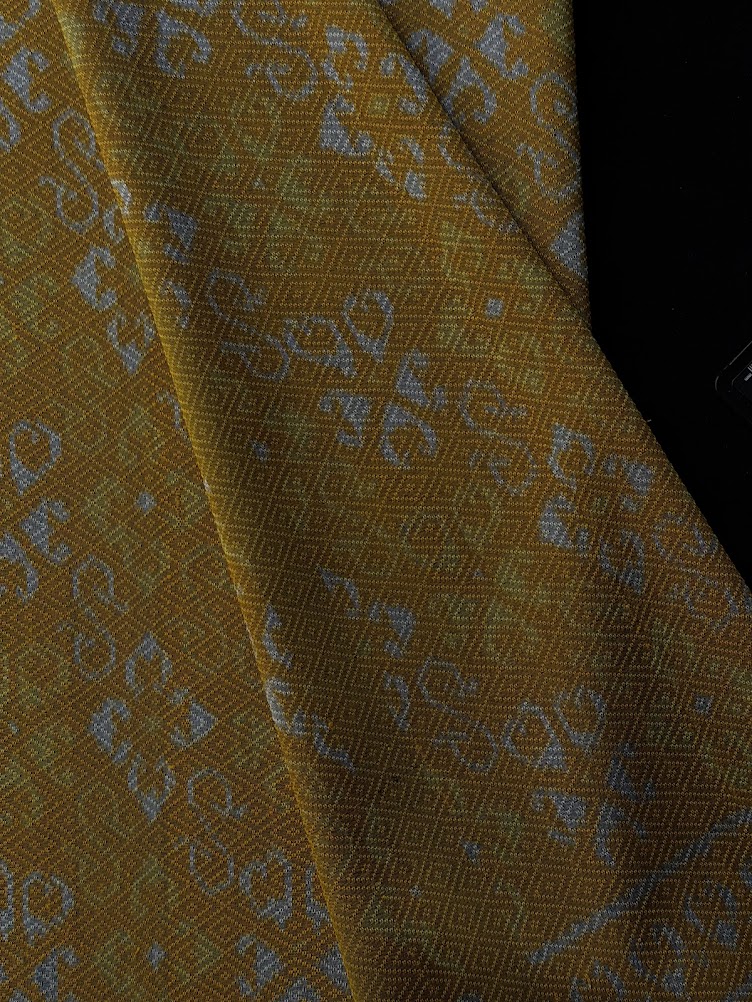 ซิ่น ผ้าไหมมัดหมี่ ทอยกดอก 6ตะกอ ขนาด 1x2 เมตร ลายดอกรักราชกัญญา สีเหลืองทอง รหัส PCS-NY-11226814